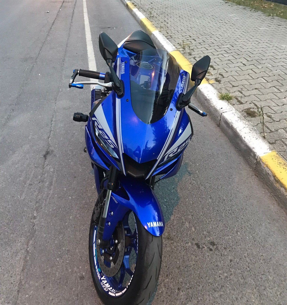 Yamaha YZF-R25 Ön Kafa Sticker Modeli 