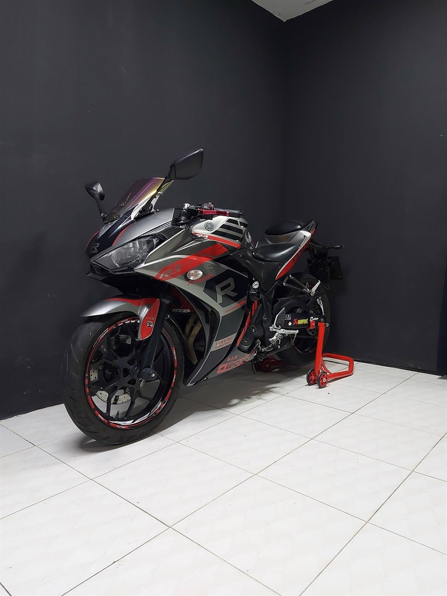 Yamaha YZF-R25 R-Design Modeli ( Gri Motor Üzeri )
