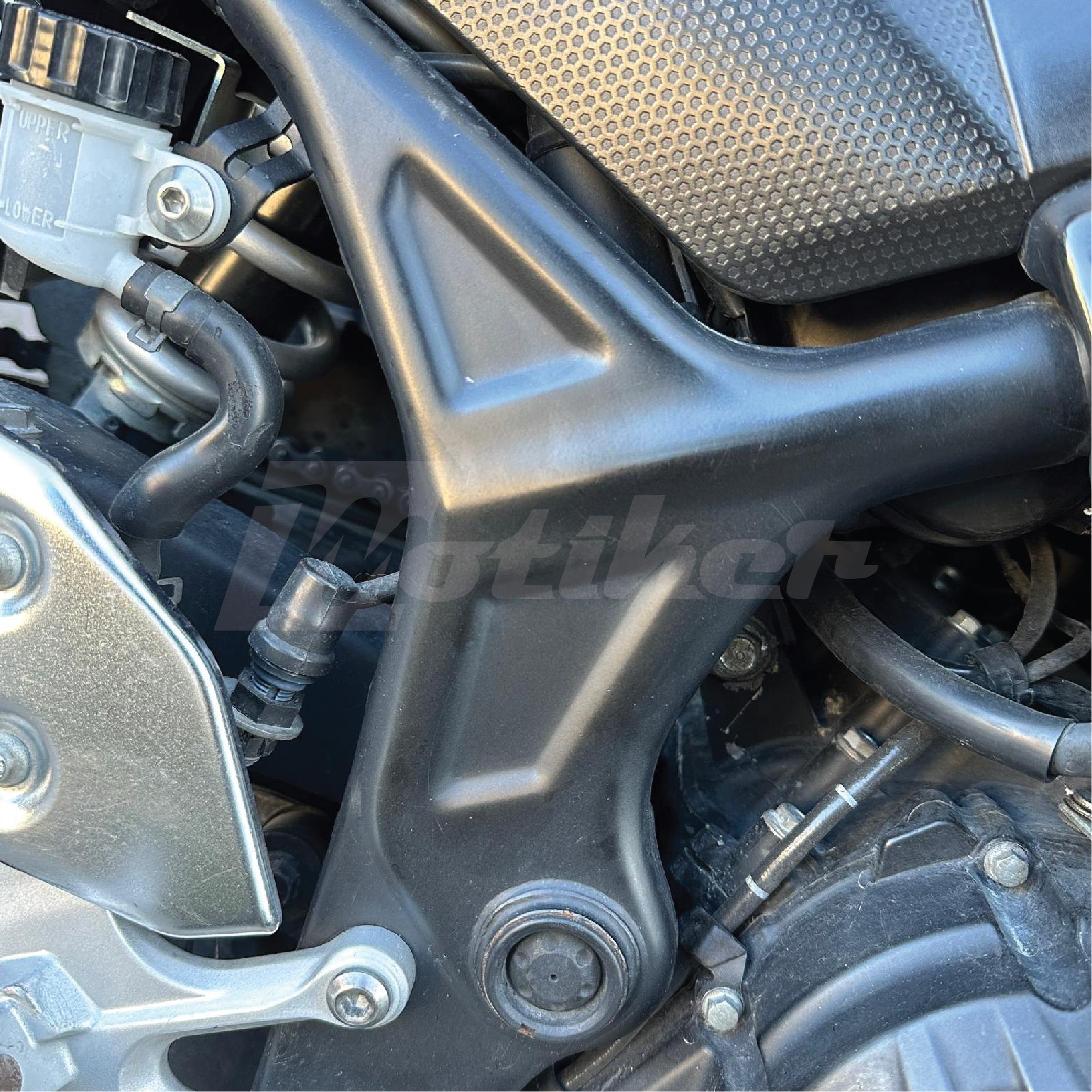 R25Yamaha YZF R25-R3 Şase Üzeri Karbon Detay Sticker Etiket Modeli