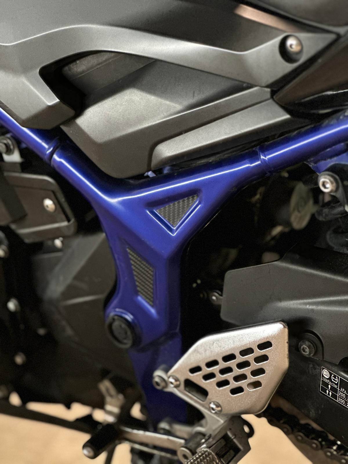 R25Yamaha YZF R25-R3 Şase Üzeri Karbon Detay Sticker Etiket Modeli