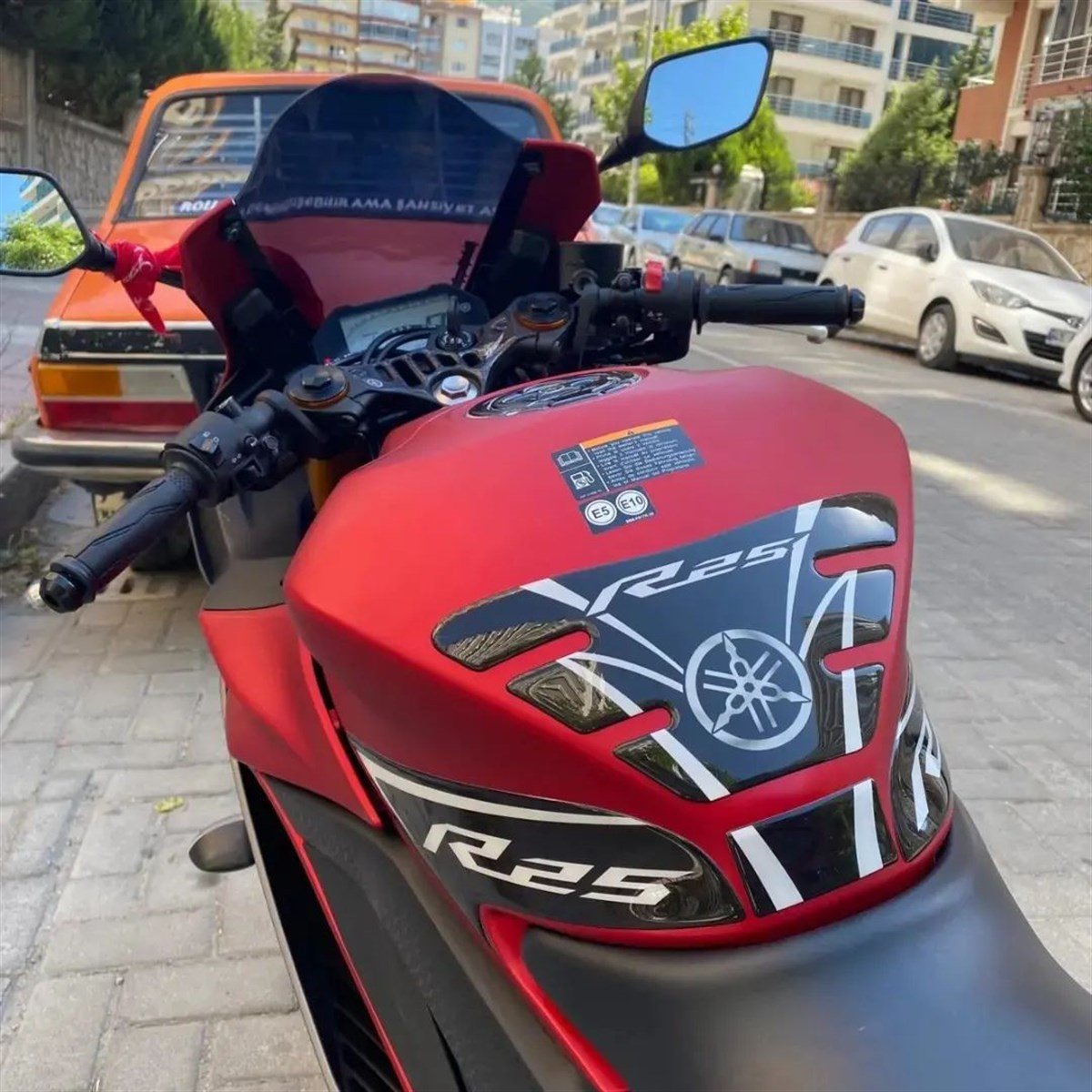 Yamaha YZF R25 Tank Pad Damla Sticker Modeli