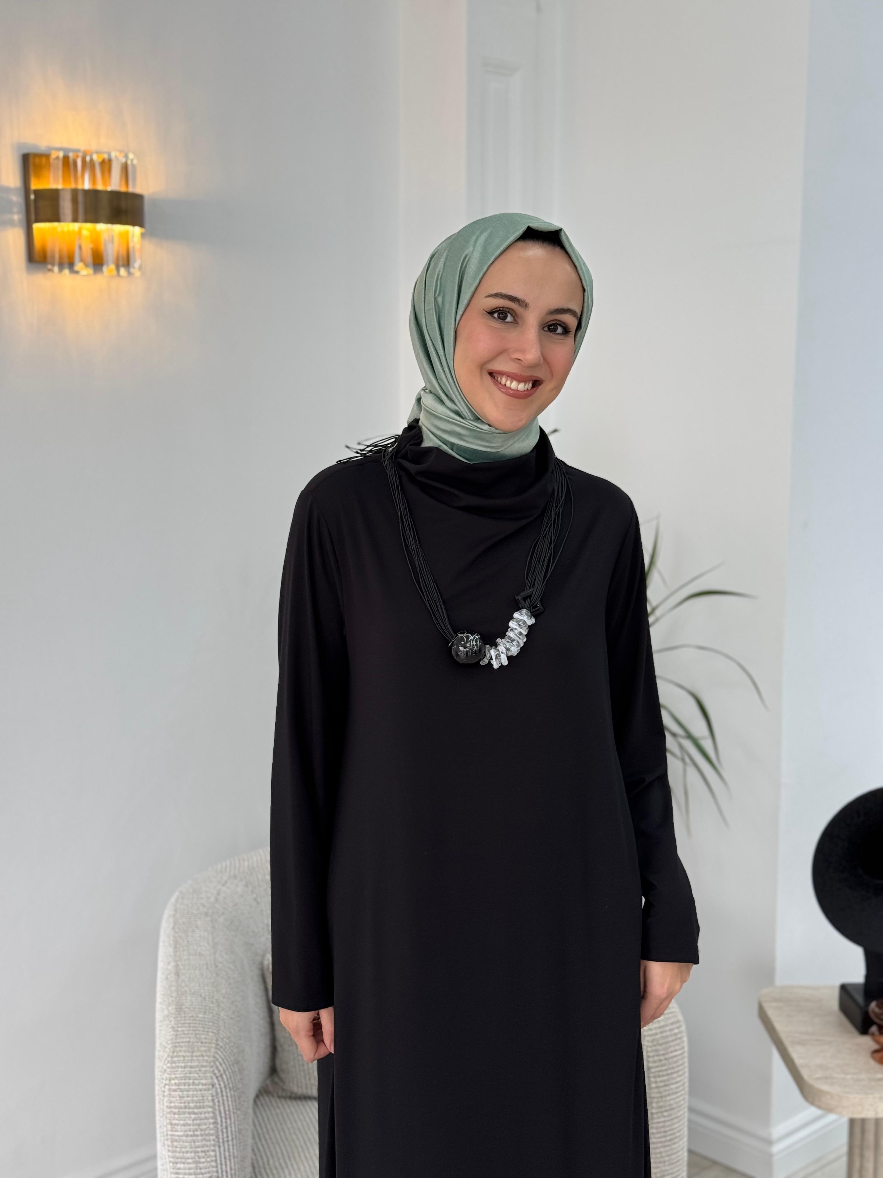 Kahma Kolye Detaylı Siyah Elbise 24k13101