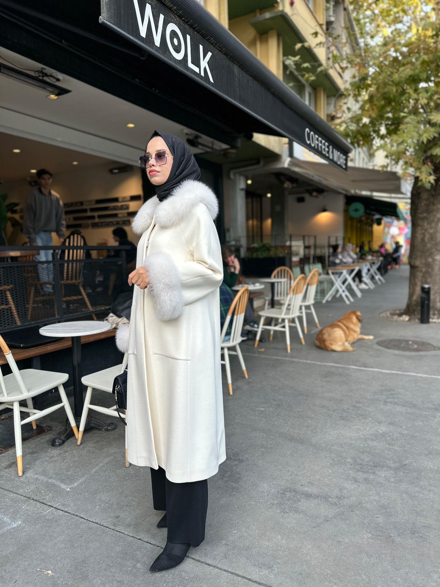 Miss Dalida Yakası ve Bileği Kürklü Triko Manto Ekru t24k-8004