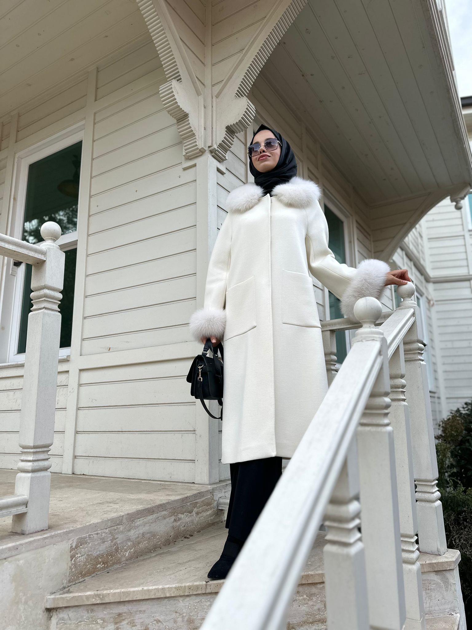 Miss Dalida Yakası ve Bileği Kürklü Triko Manto Ekru t24k-8004