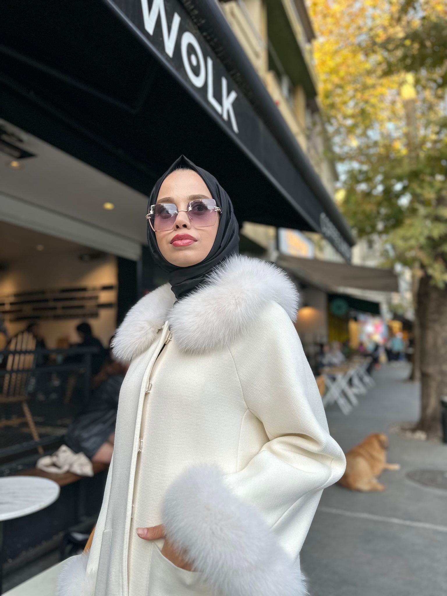 Miss Dalida Yakası ve Bileği Kürklü Triko Manto Ekru t24k-8004