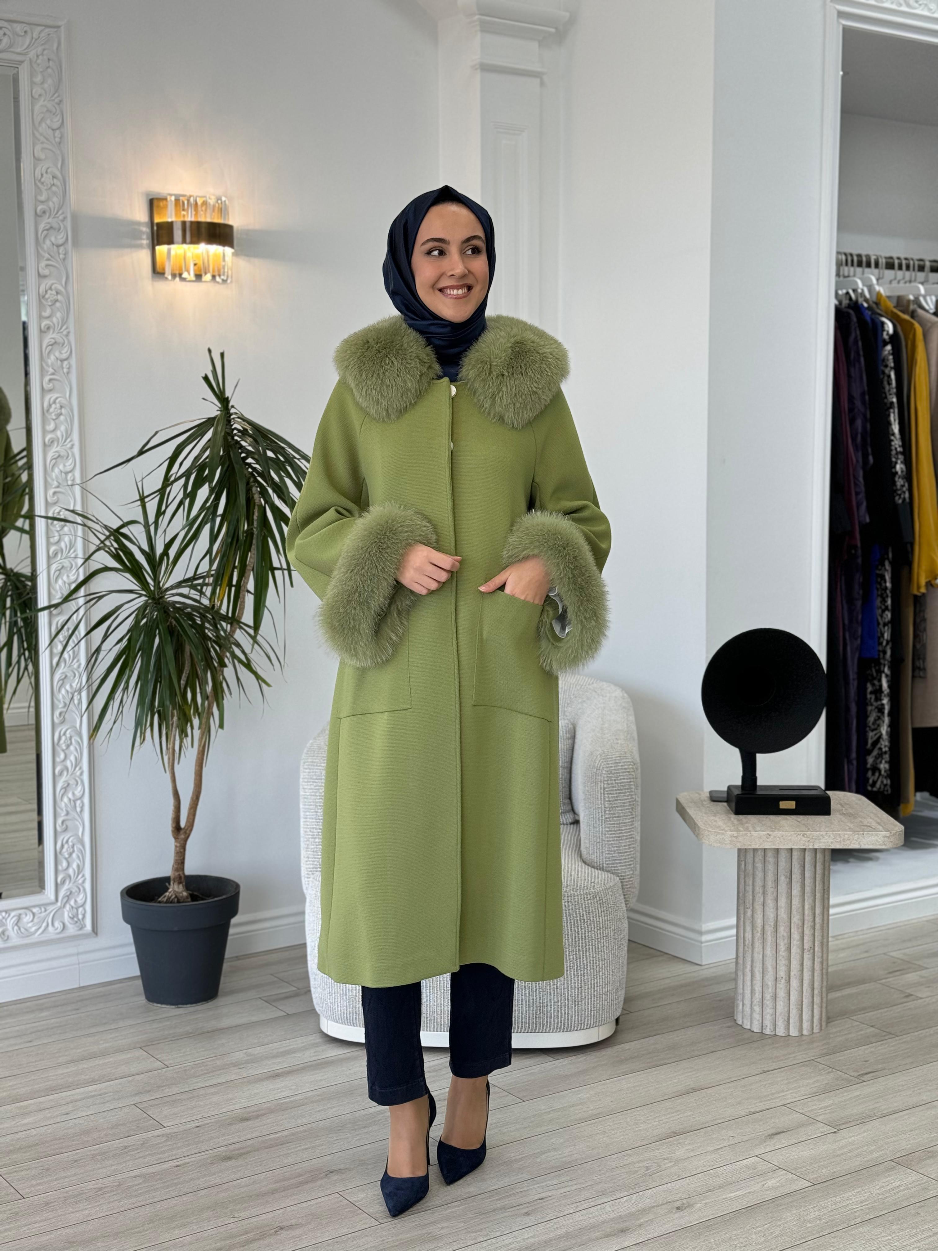 Miss Dalida Yakası ve Bileği Kürklü Triko Manto Fiaba Olive t24k-8004