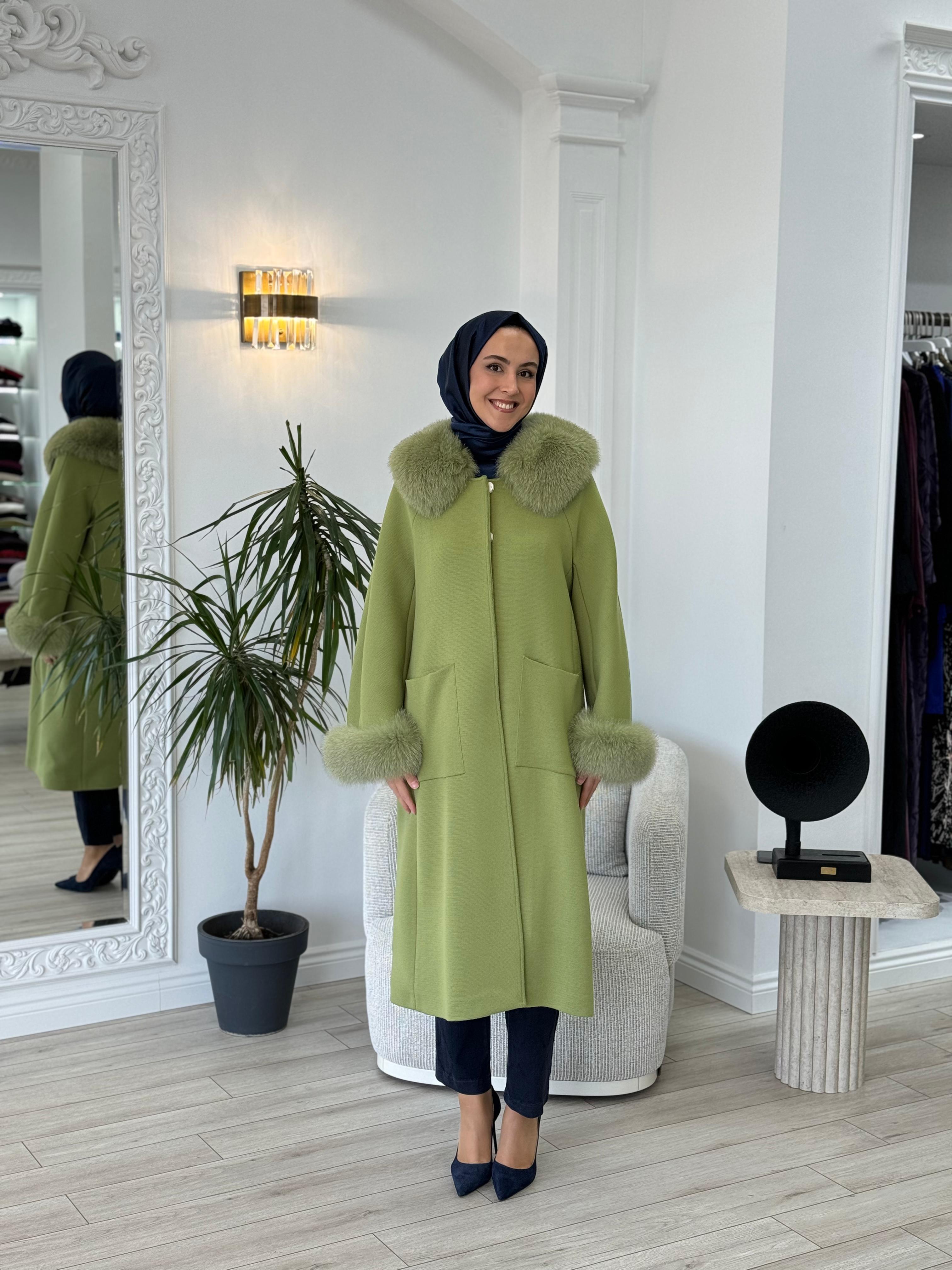 Miss Dalida Yakası ve Bileği Kürklü Triko Manto Fiaba Olive t24k-8004