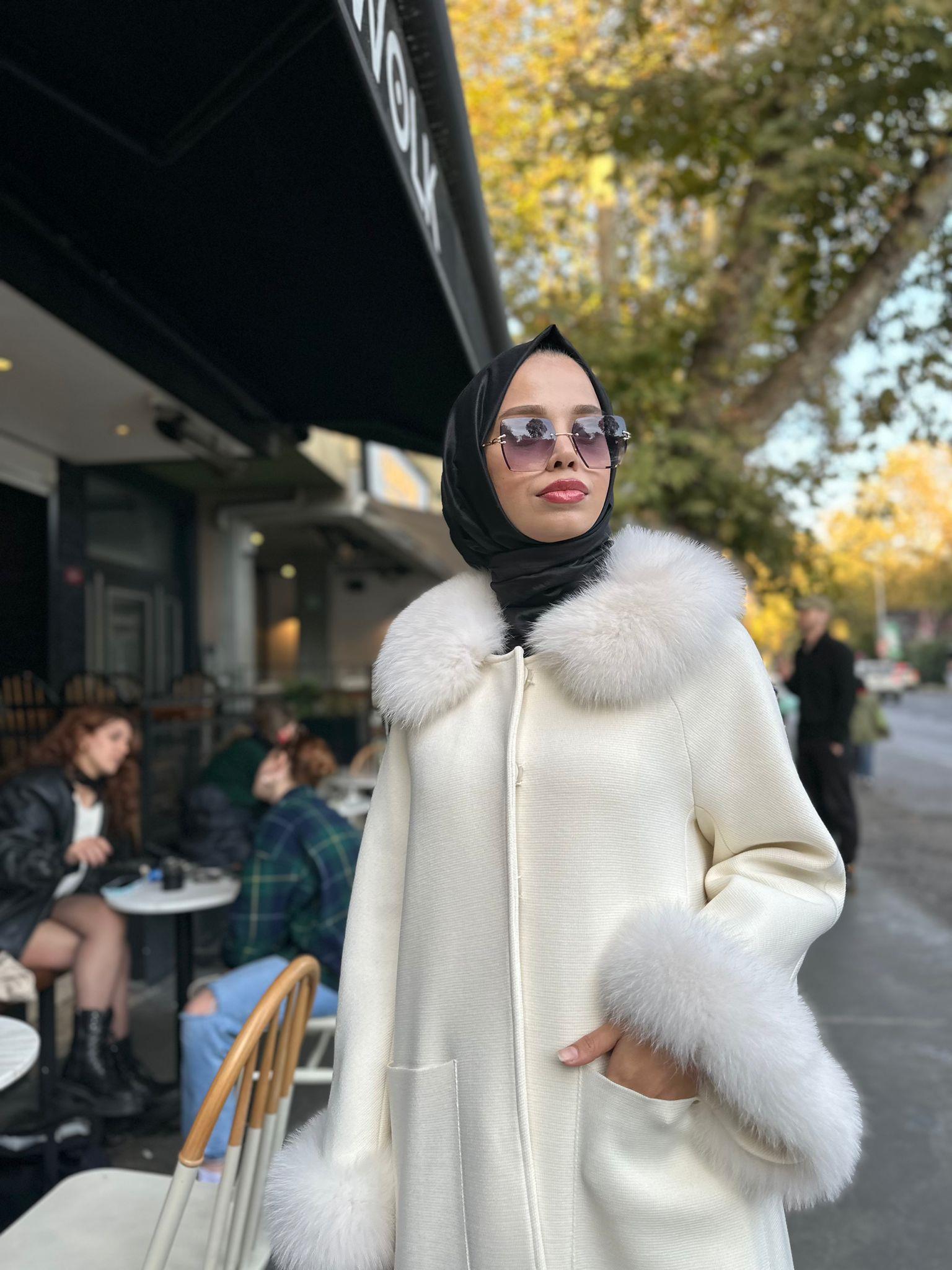 Miss Dalida Yakası ve Bileği Kürklü Triko Manto Ekru t24k-8004