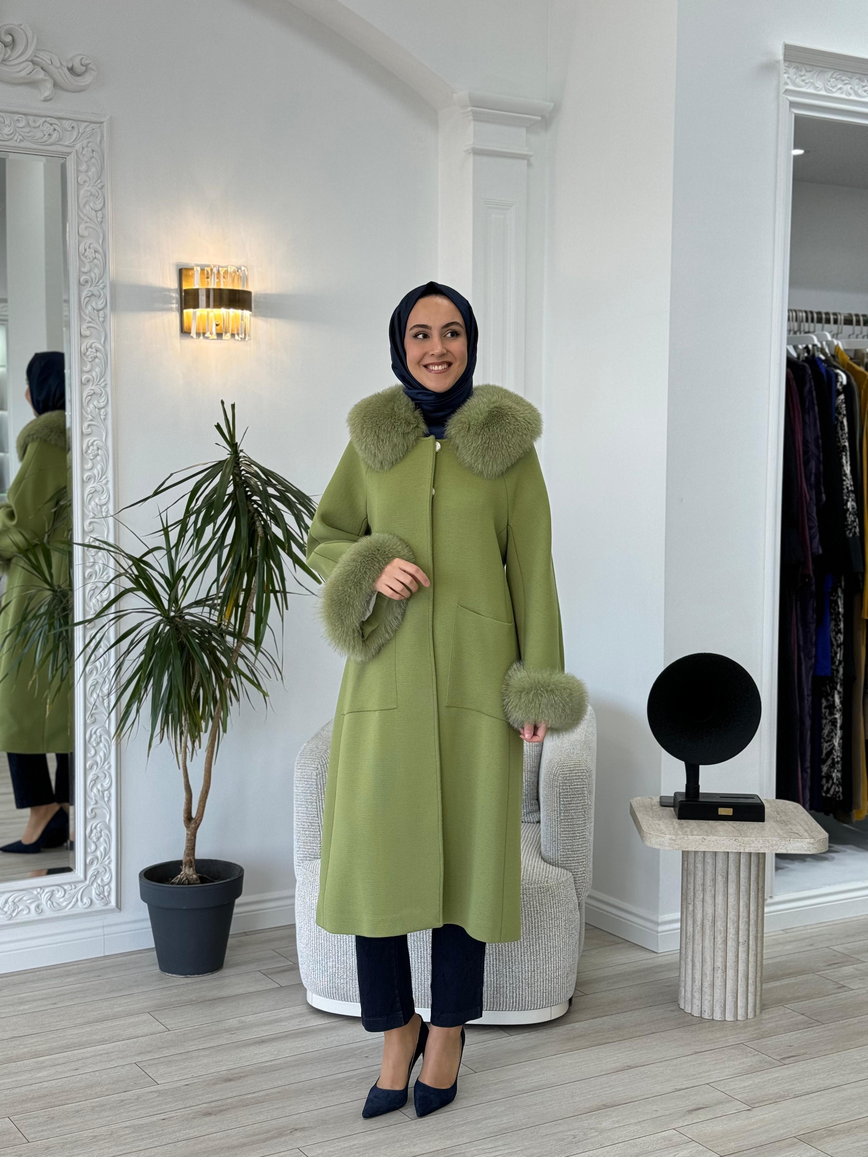 Miss Dalida Yakası ve Bileği Kürklü Triko Manto Fiaba Olive t24k-8004
