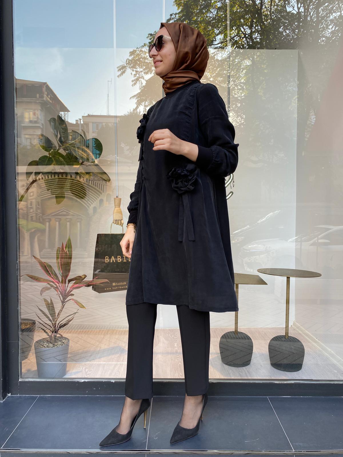 Misswhence Gül Detaylı İpek Tunik Siyah 34026