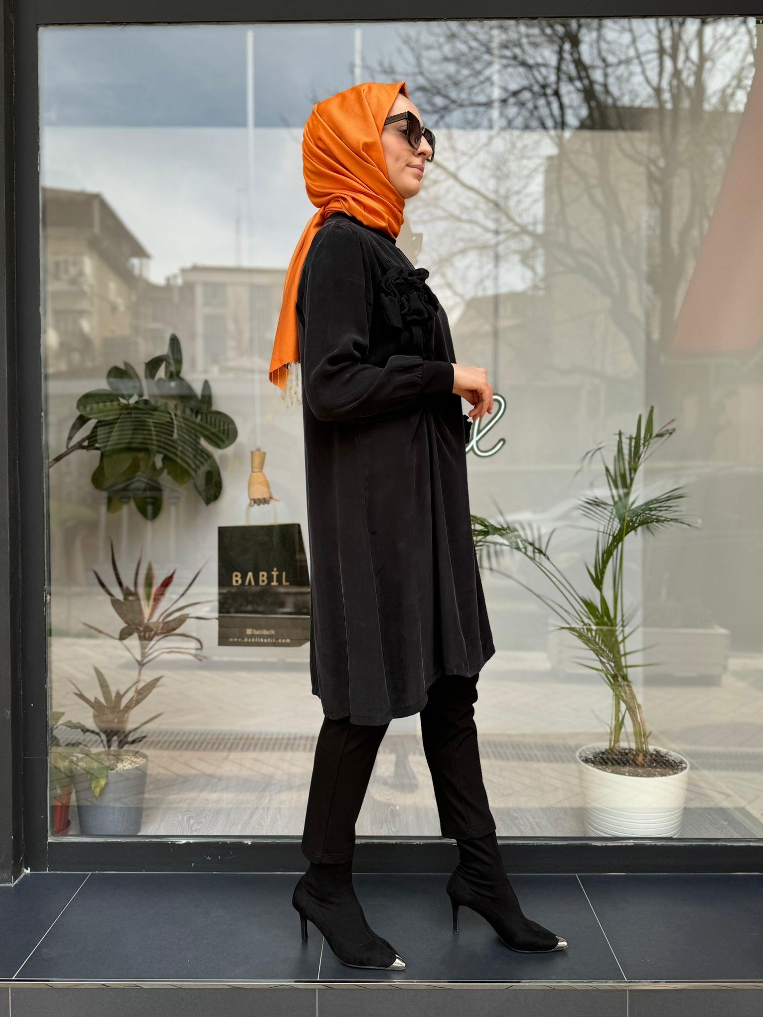 Misswhence Gül Detaylı İpek Tunik Siyah 34026
