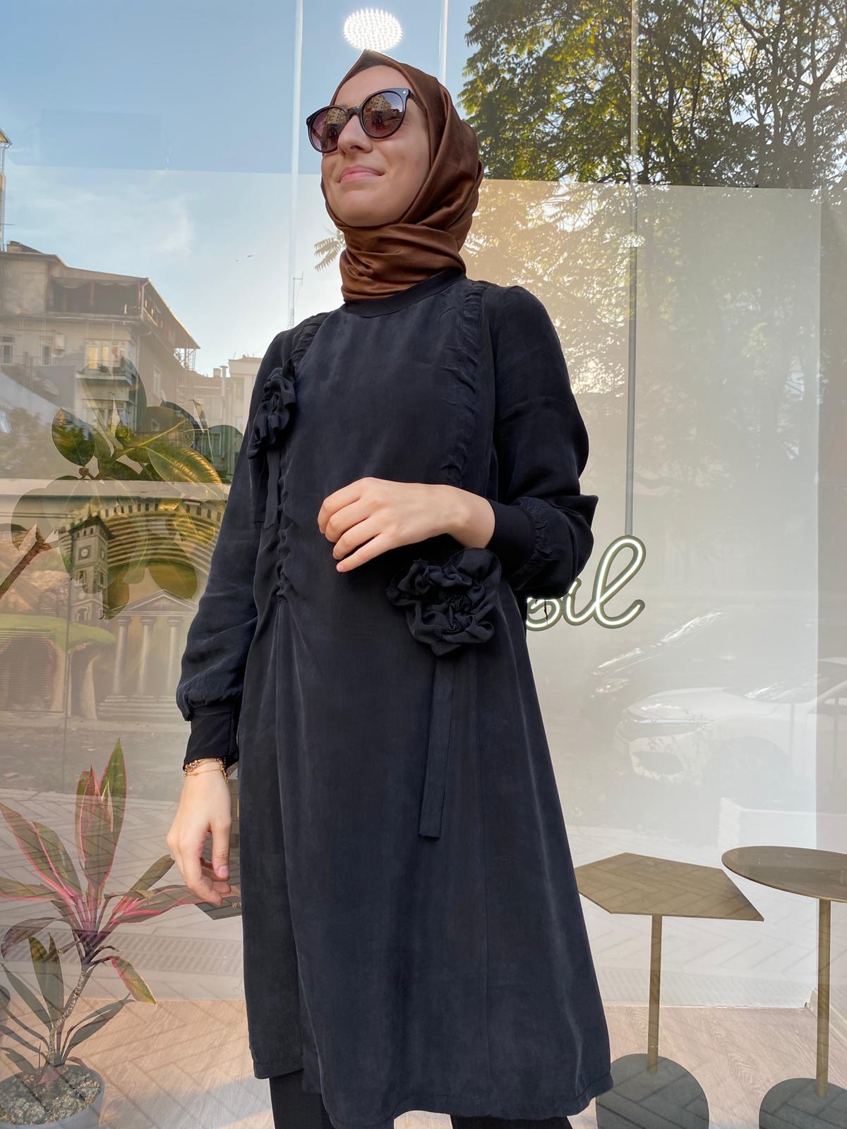 Misswhence Gül Detaylı İpek Tunik Siyah 34026