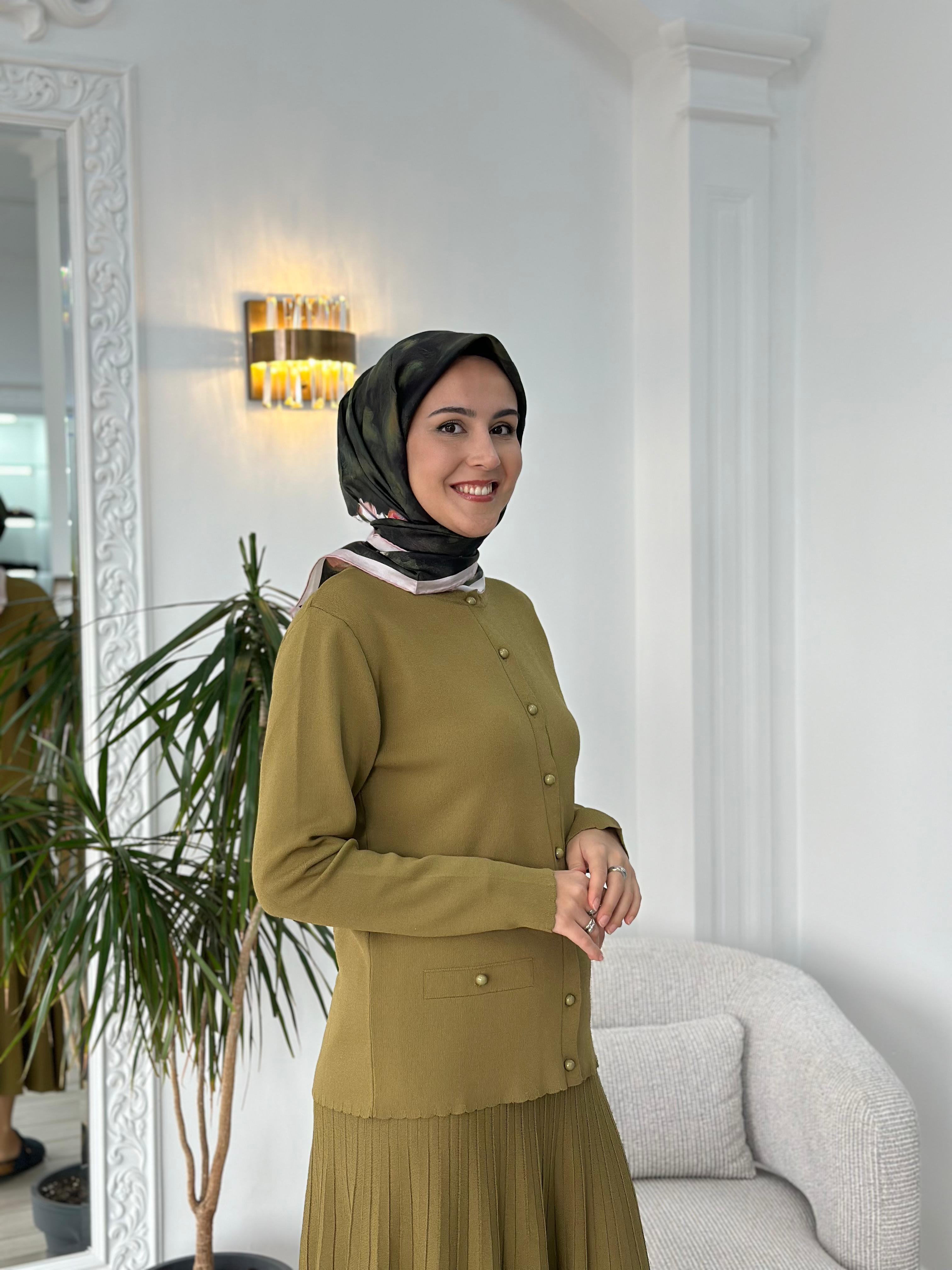 Nurcan Çetin Dilim Yakalı Triko Takım Yağ Yeşili NÇ009