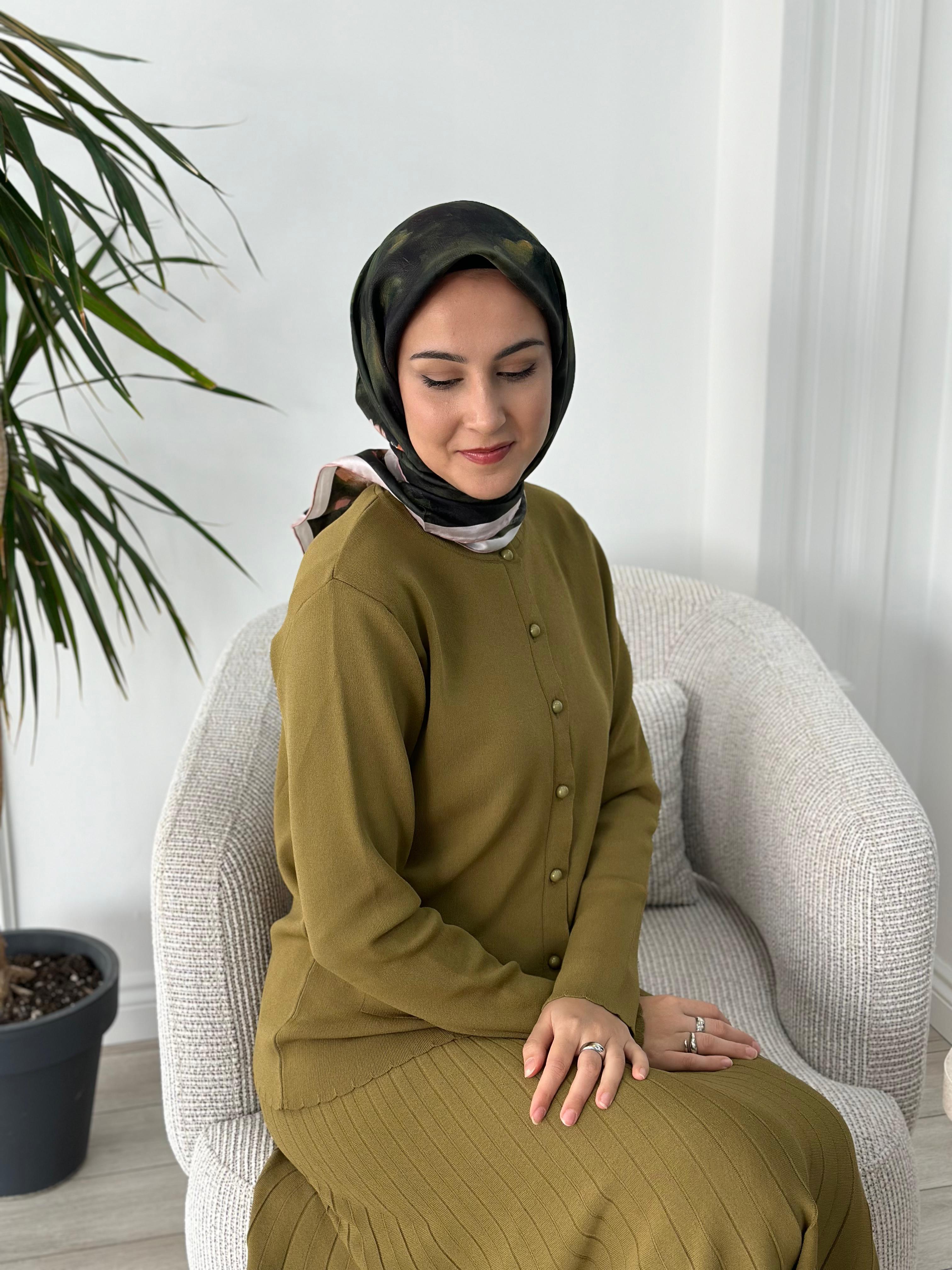 Nurcan Çetin Dilim Yakalı Triko Takım Yağ Yeşili NÇ009