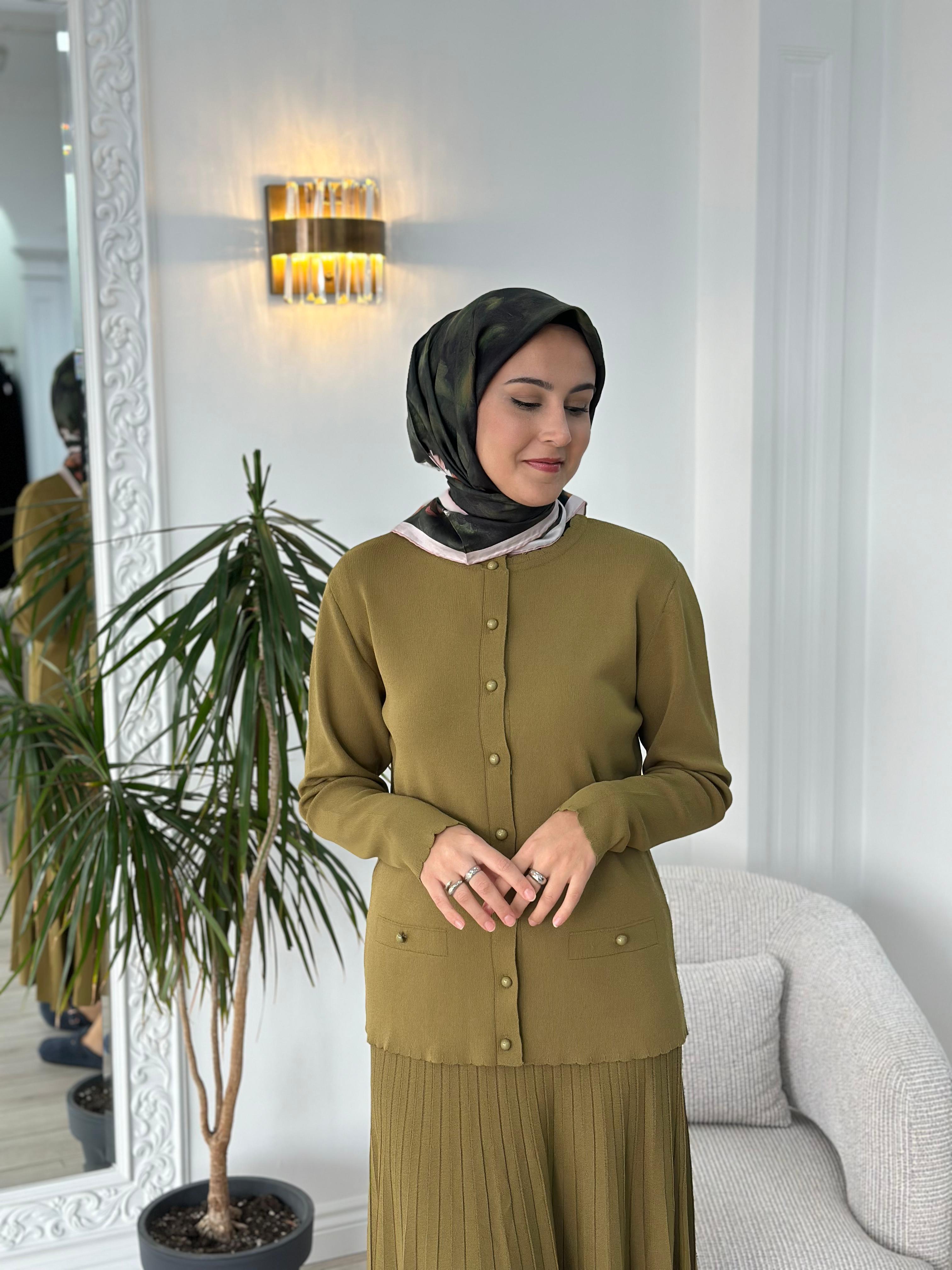 Nurcan Çetin Dilim Yakalı Triko Takım Yağ Yeşili NÇ009