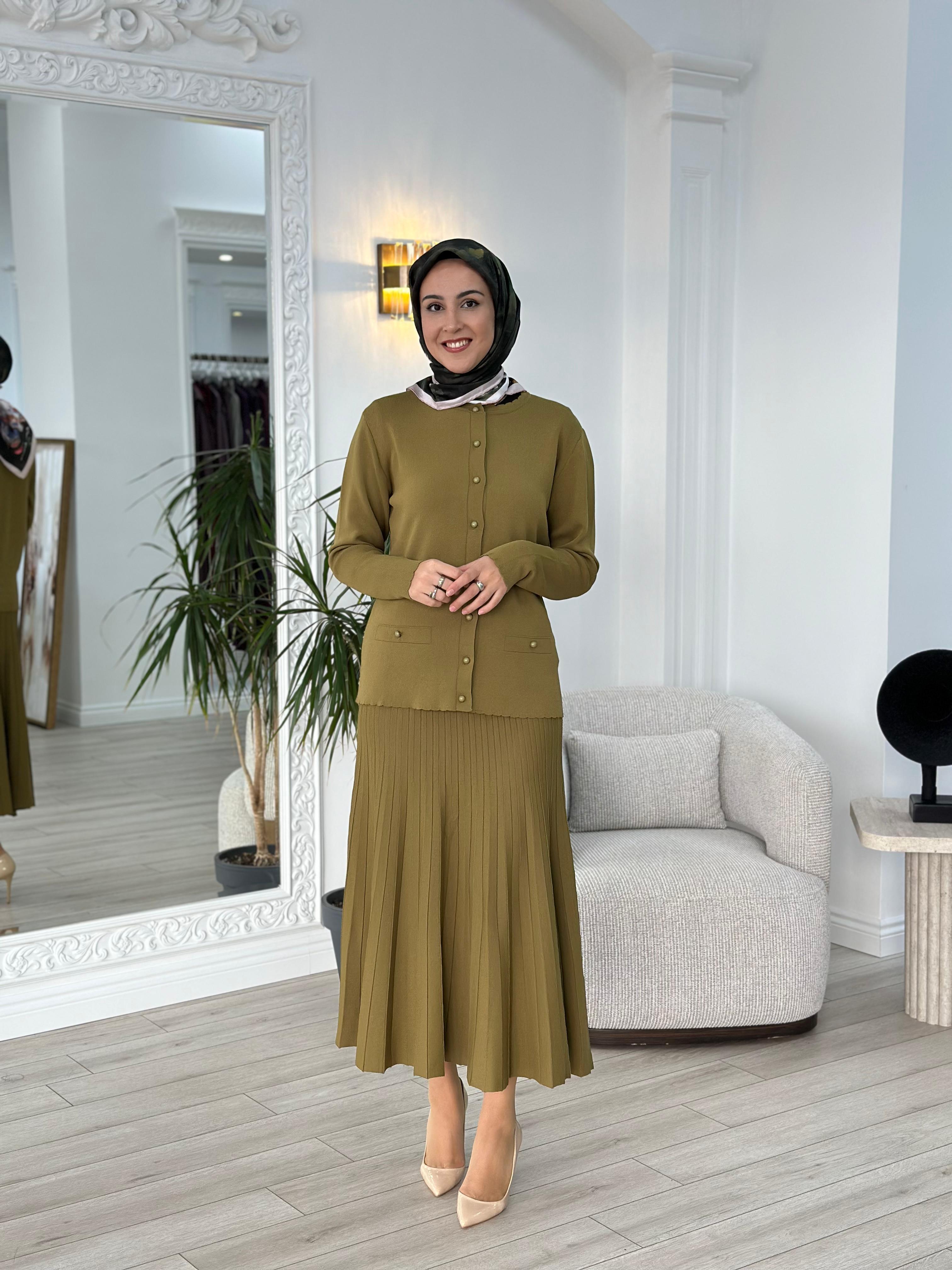 Nurcan Çetin Dilim Yakalı Triko Takım Yağ Yeşili NÇ009