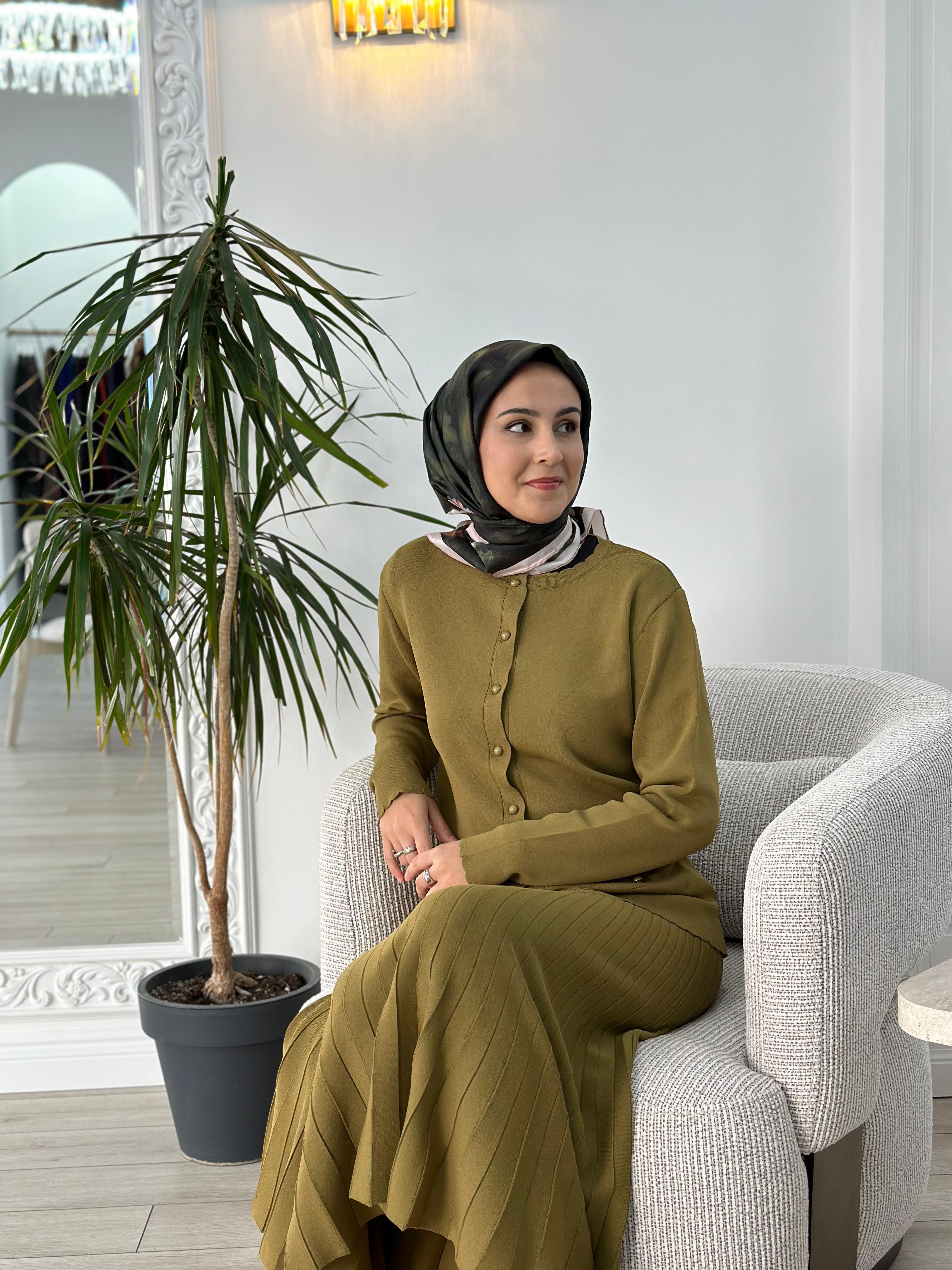 Nurcan Çetin Dilim Yakalı Triko Takım Yağ Yeşili NÇ009
