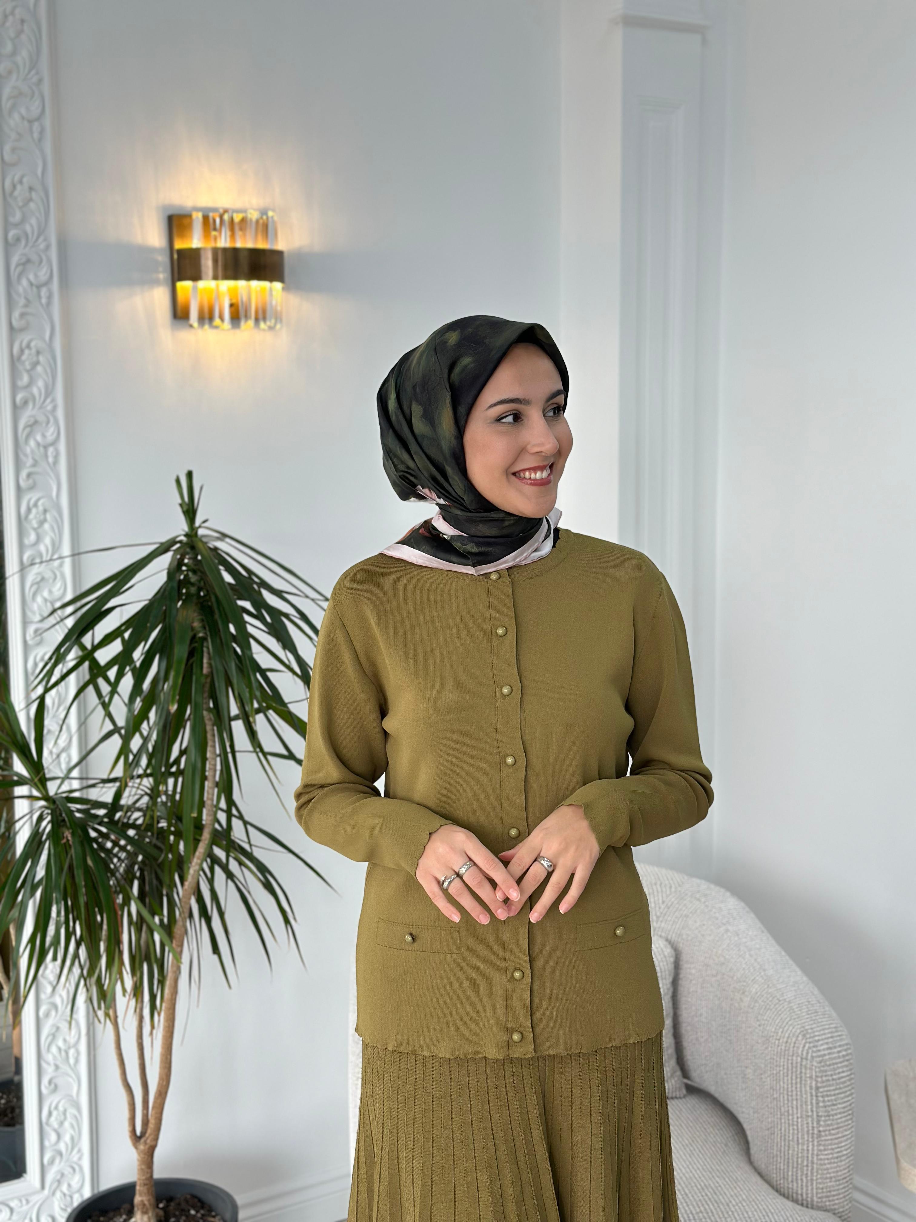 Nurcan Çetin Dilim Yakalı Triko Takım Yağ Yeşili NÇ009