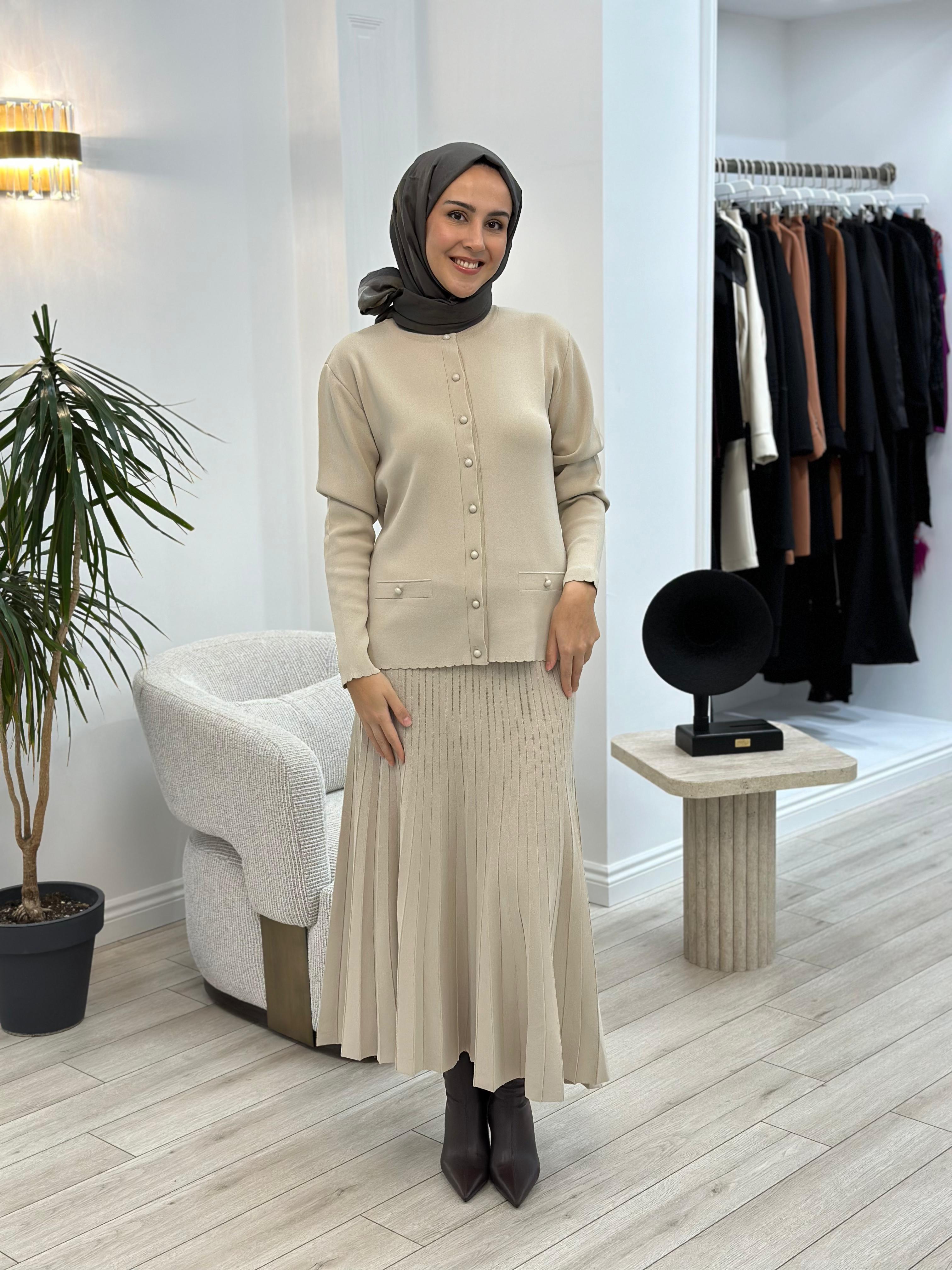 Nurcan Çetin Dilim Yakalı Triko Takım Vizon nç009