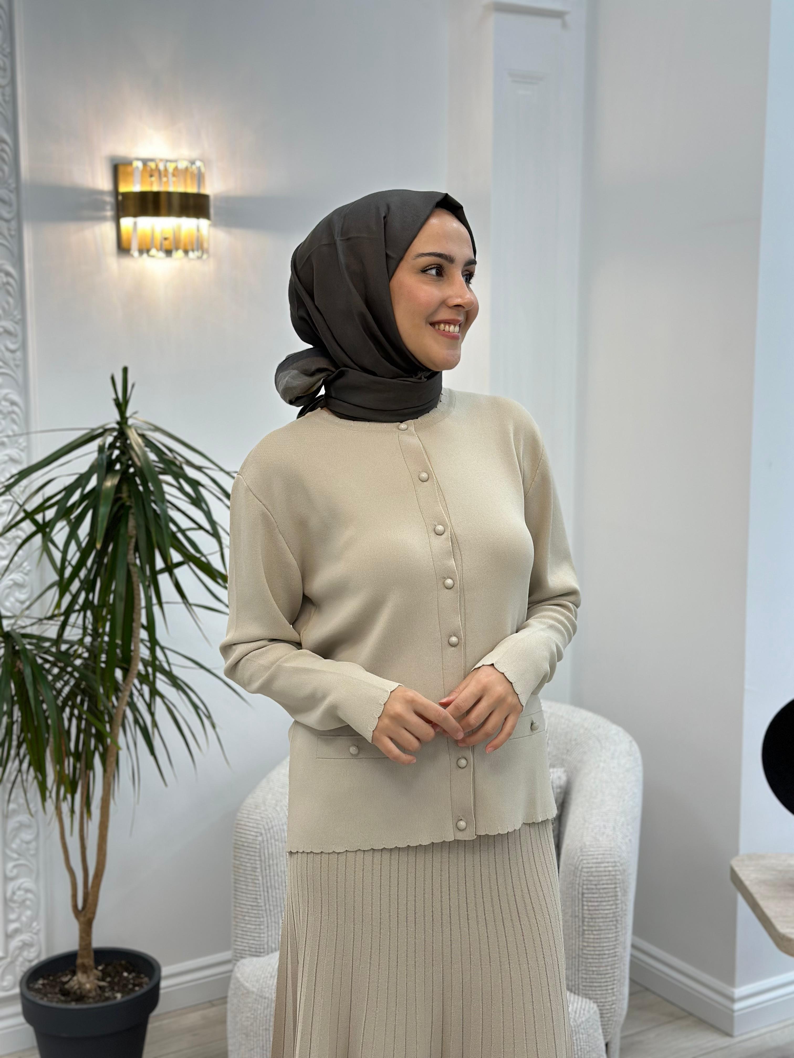 Nurcan Çetin Dilim Yakalı Triko Takım Vizon nç009
