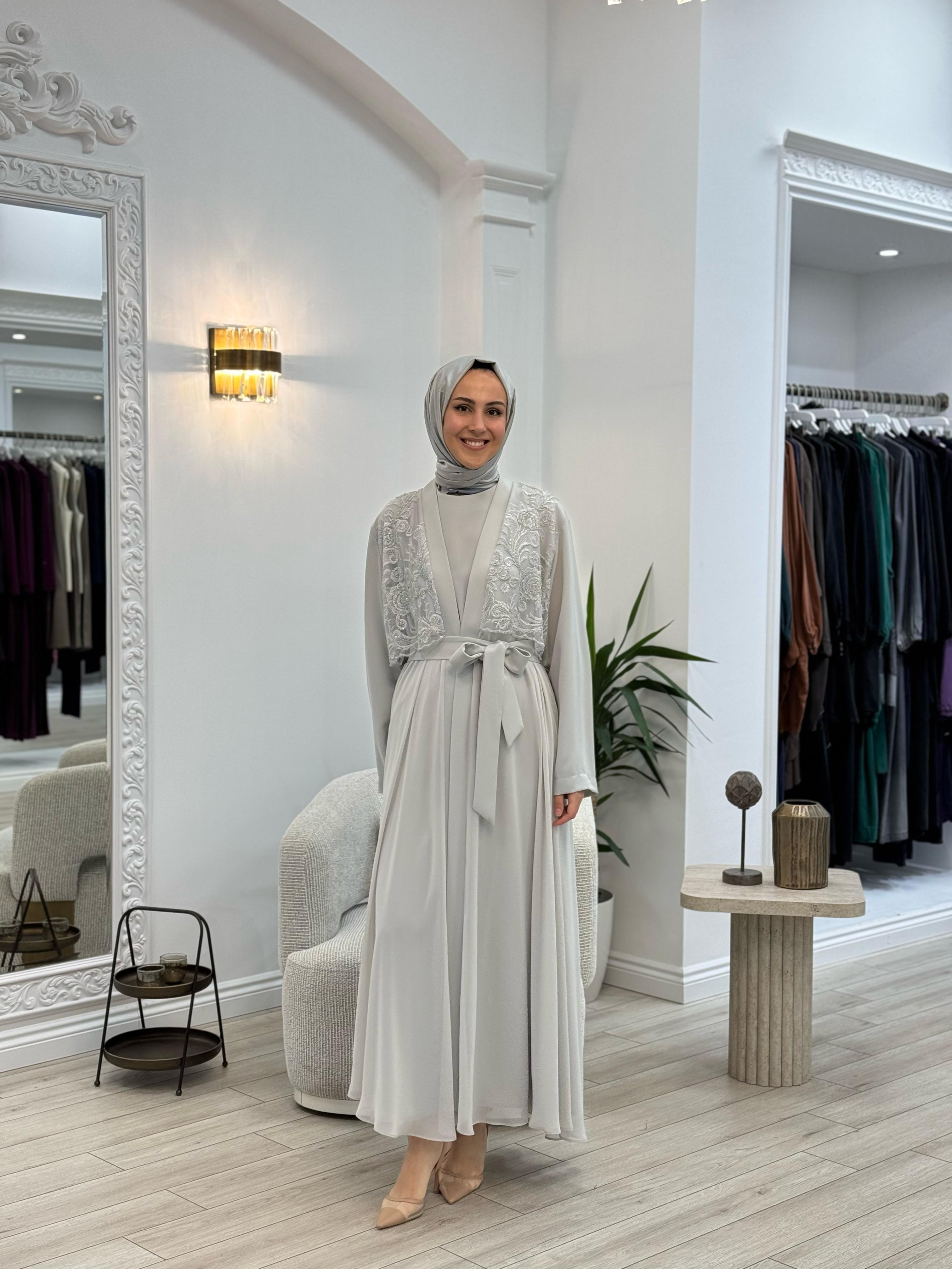Nurcan Çetin Sırt Detaylı Abaya Gri 7638