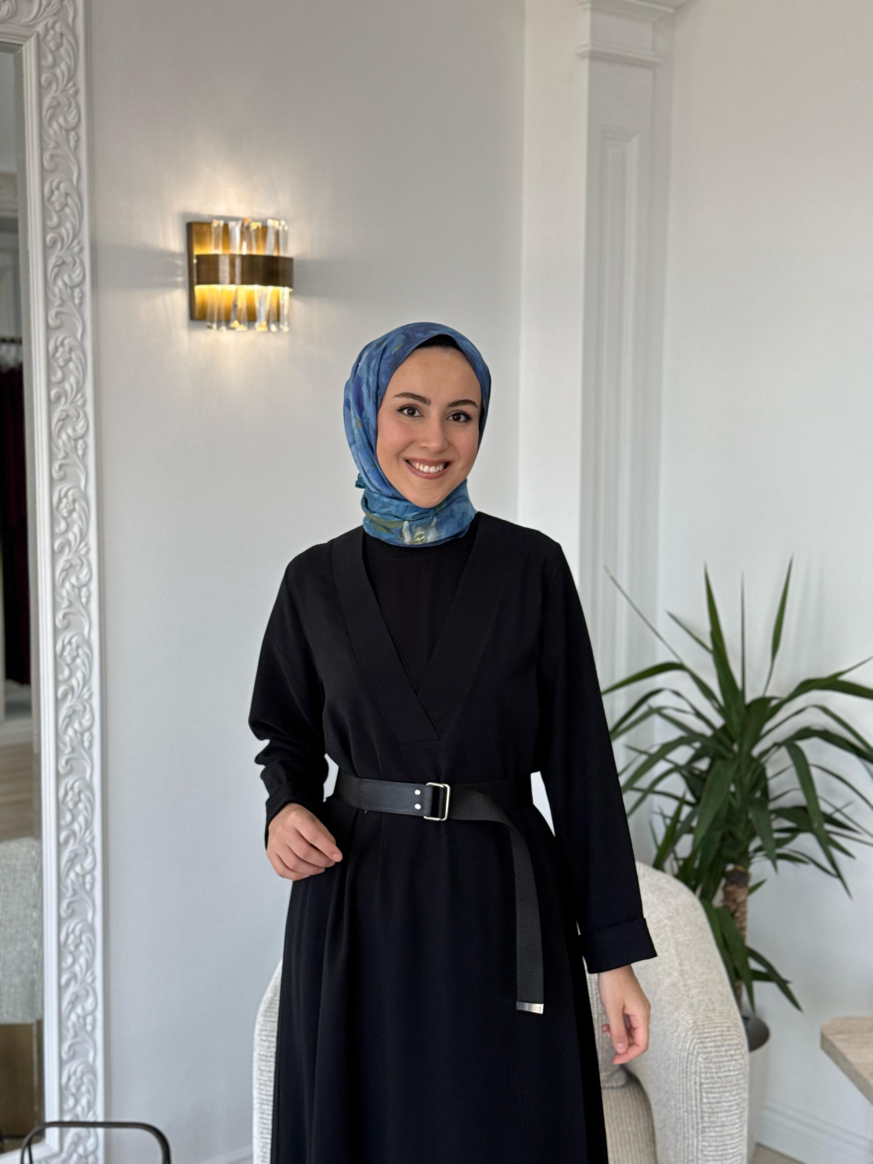 Nurcan Çetin V Yaka Kemerli Elbise Siyah 25112