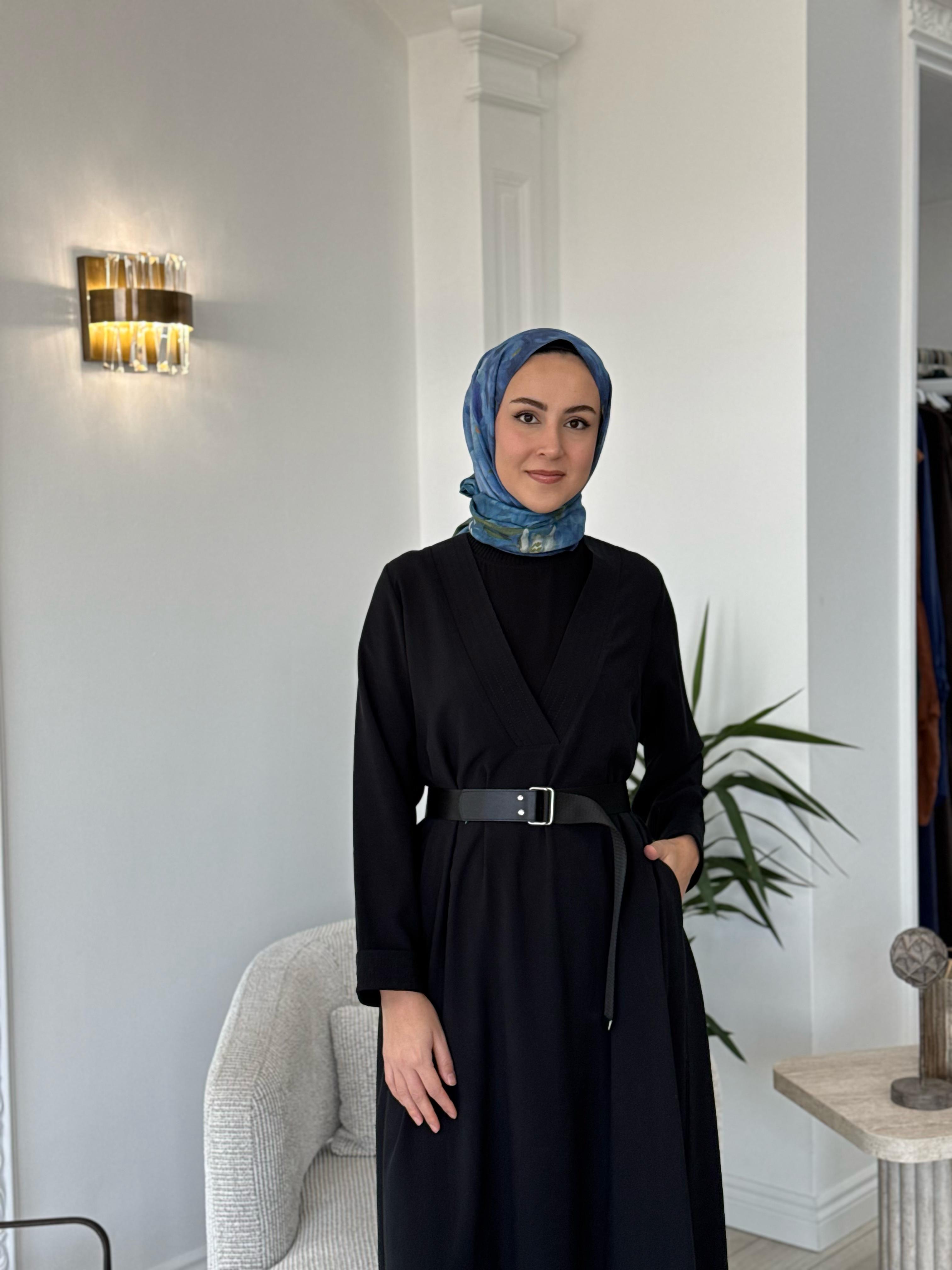 Nurcan Çetin V Yaka Kemerli Elbise Siyah 25112