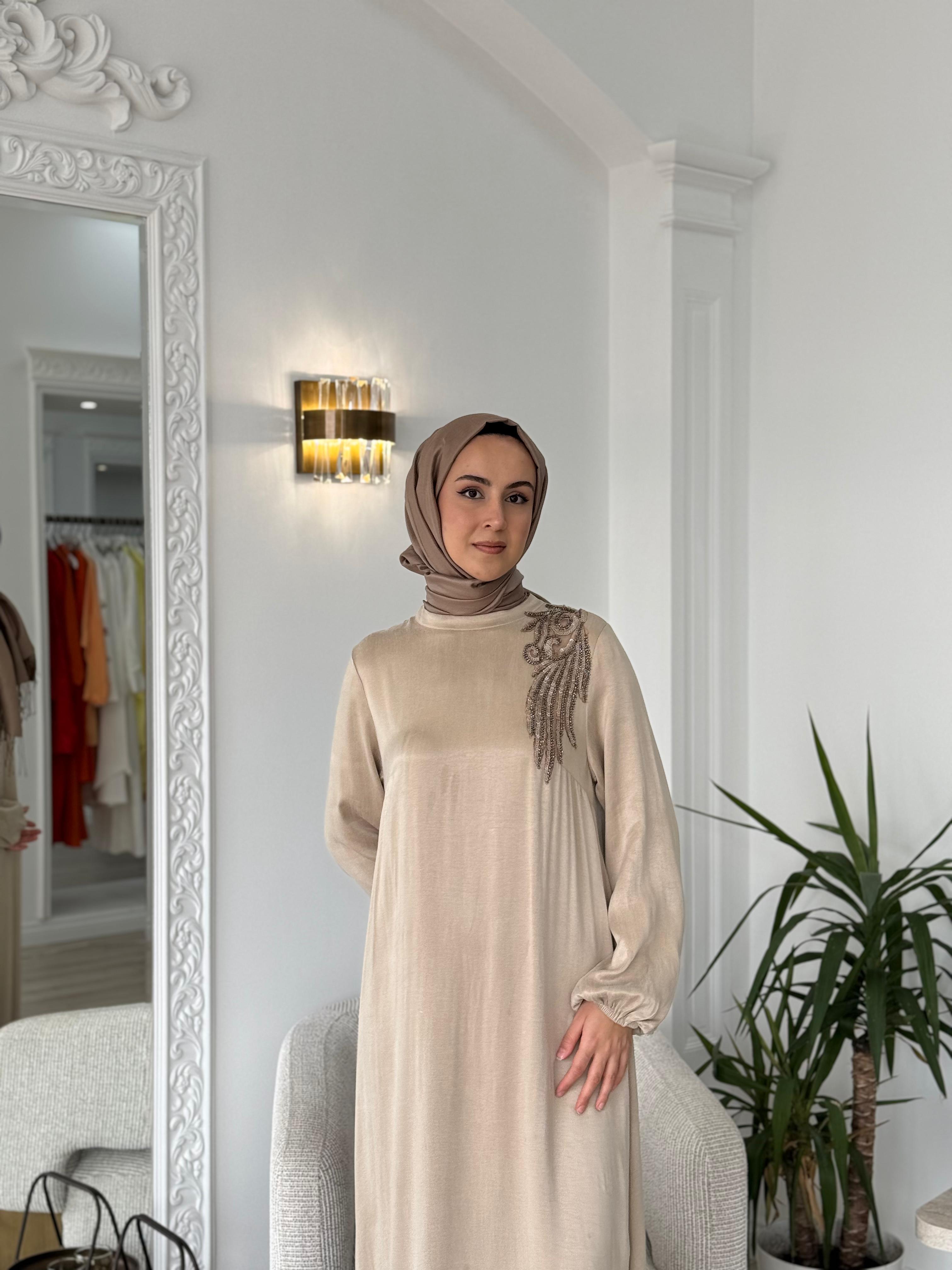 Nurcan Çetin Yaka Detaylı Elbise 25136