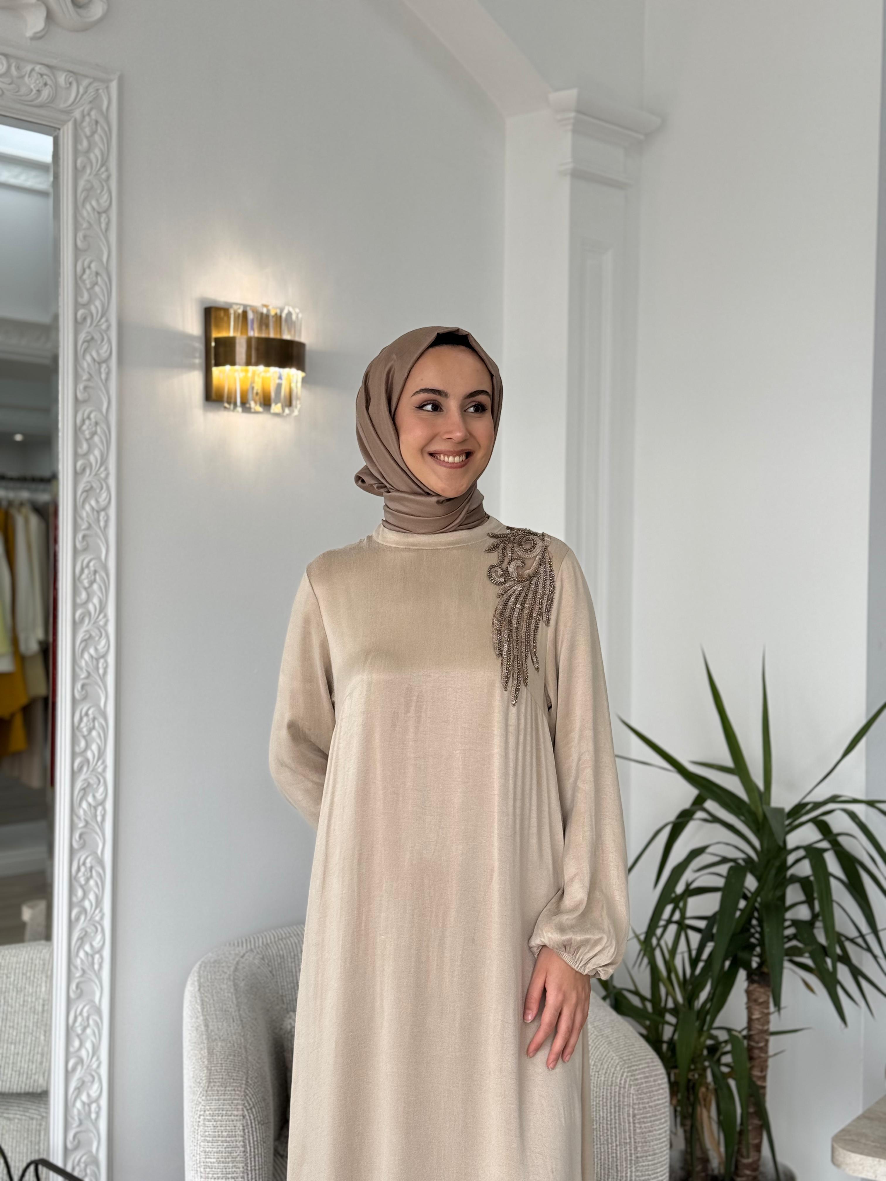 Nurcan Çetin Yaka Detaylı Elbise 25136