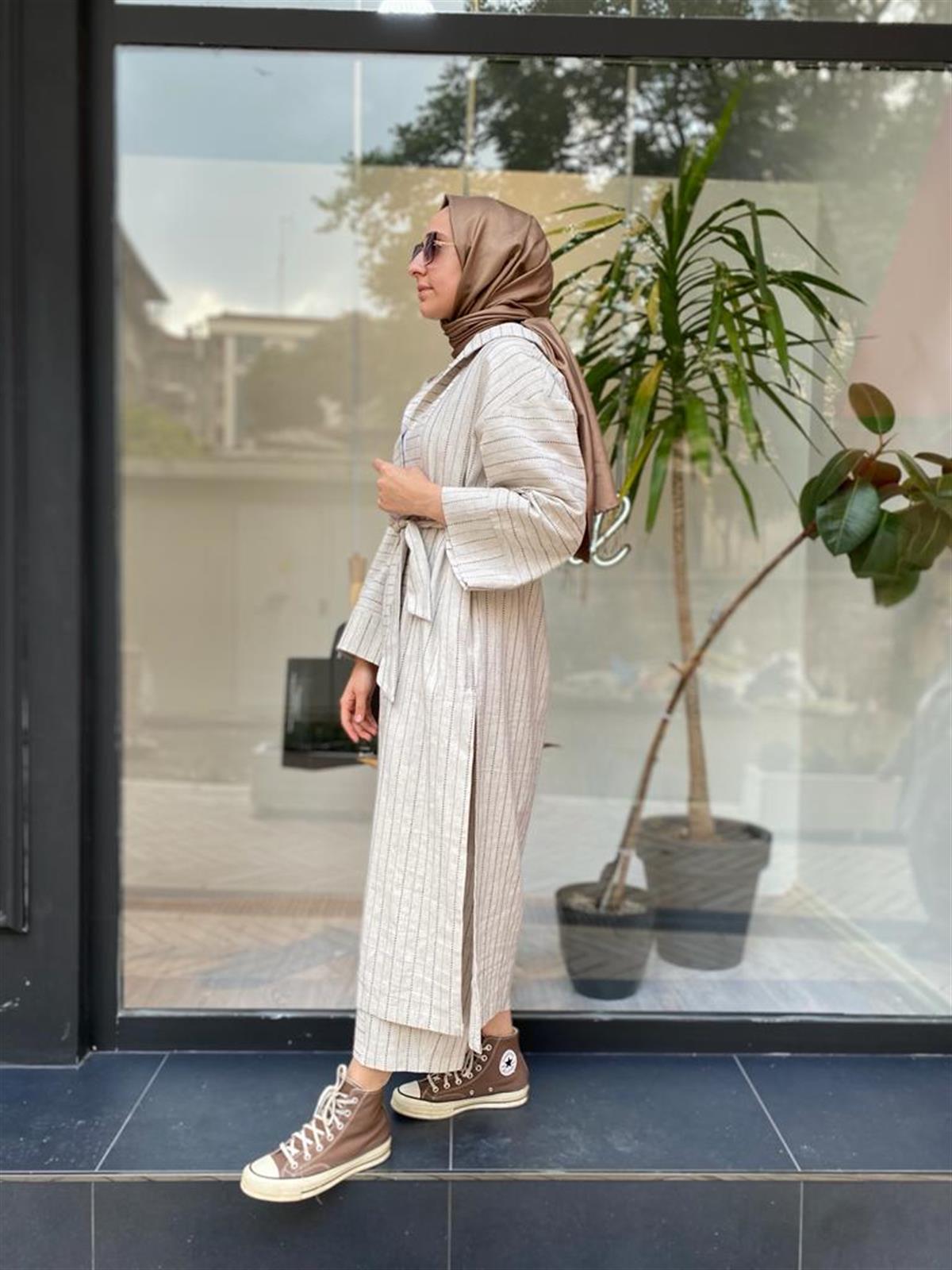Qooq Bej Çizgili Keten Abaya 23SS605