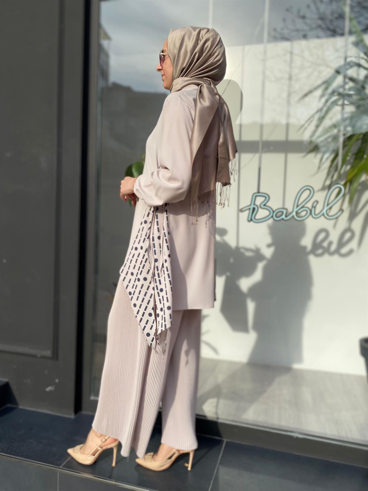 Qooq Dik Plise Bej Pantolon 23SS324