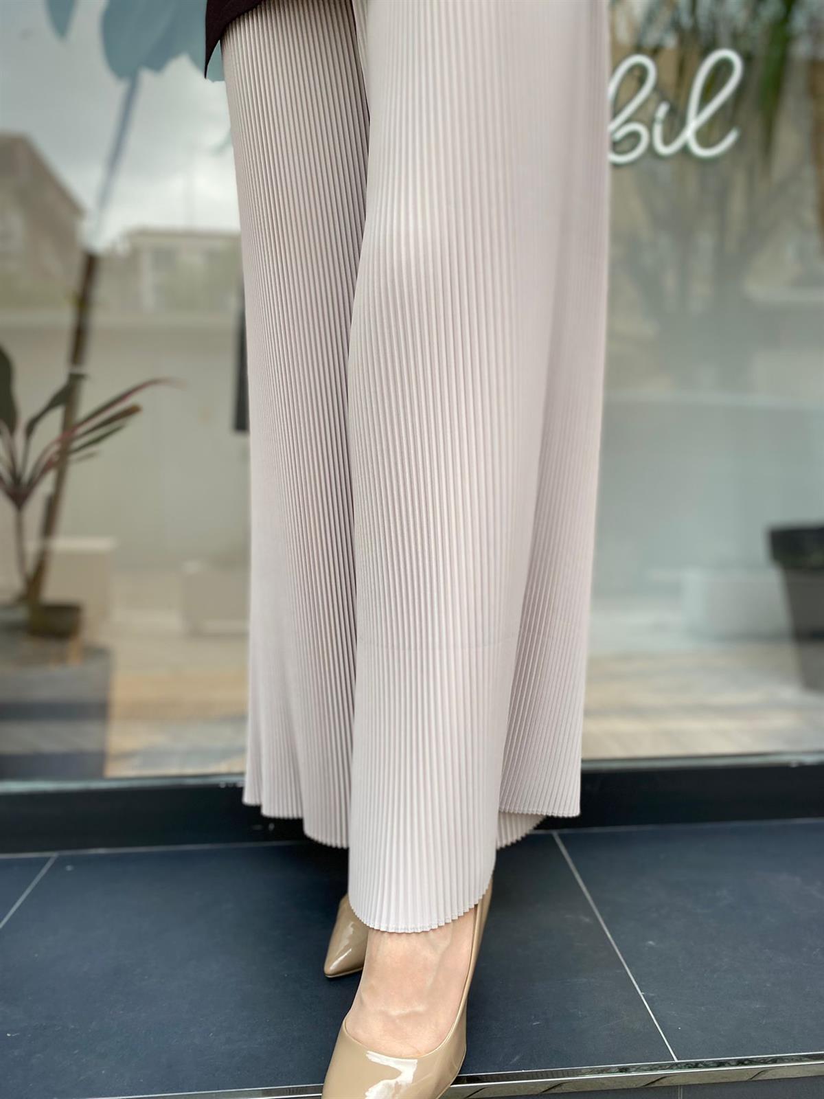 Qooq Dik Plise Bej Pantolon 23SS324
