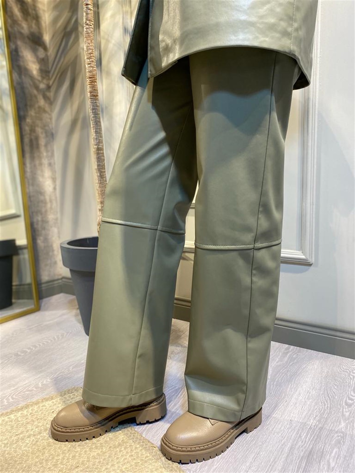 Qooq Parçalı Yeşil Deri Pantalon 23FW325