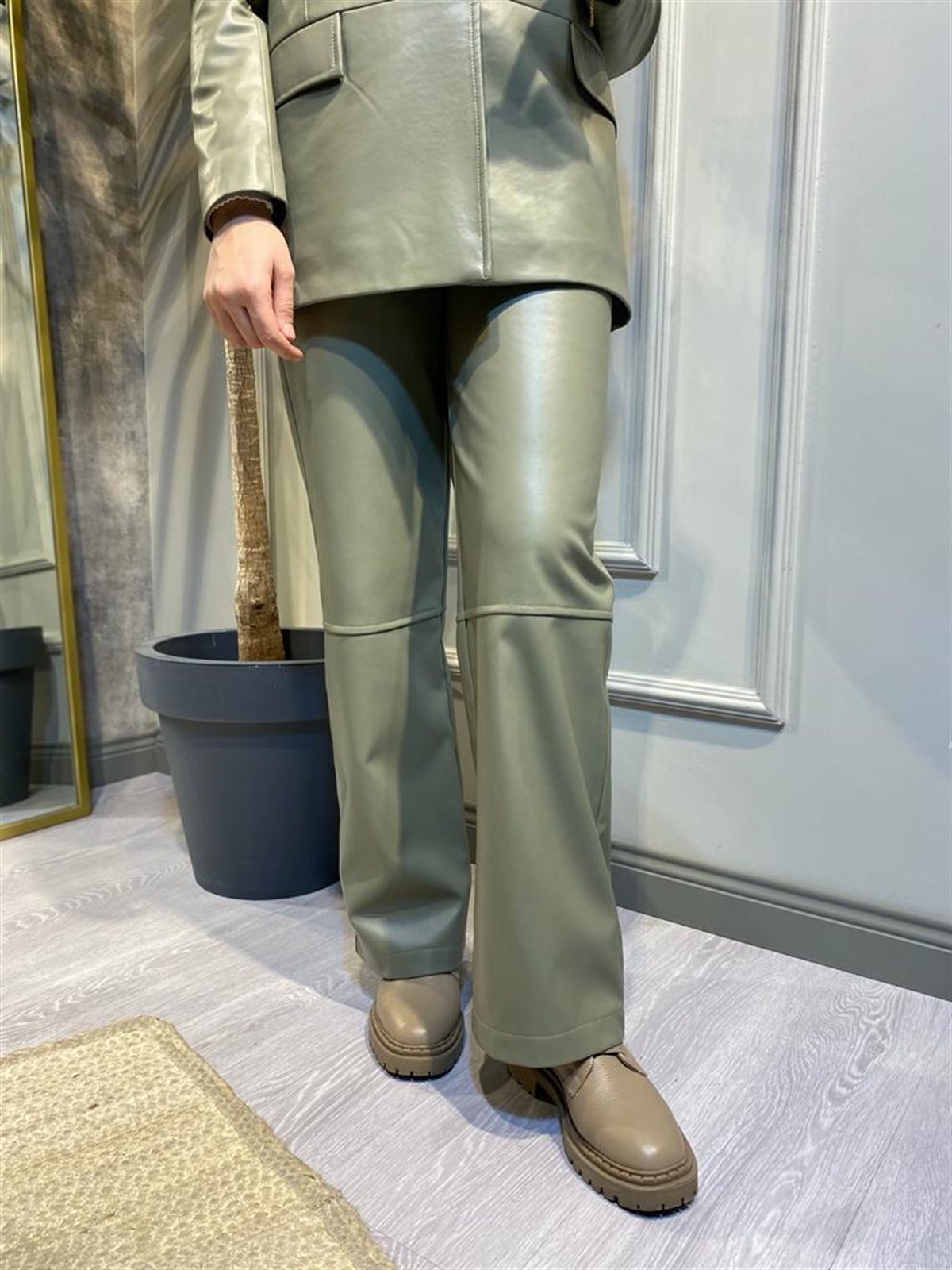 Qooq Parçalı Yeşil Deri Pantalon 23FW325