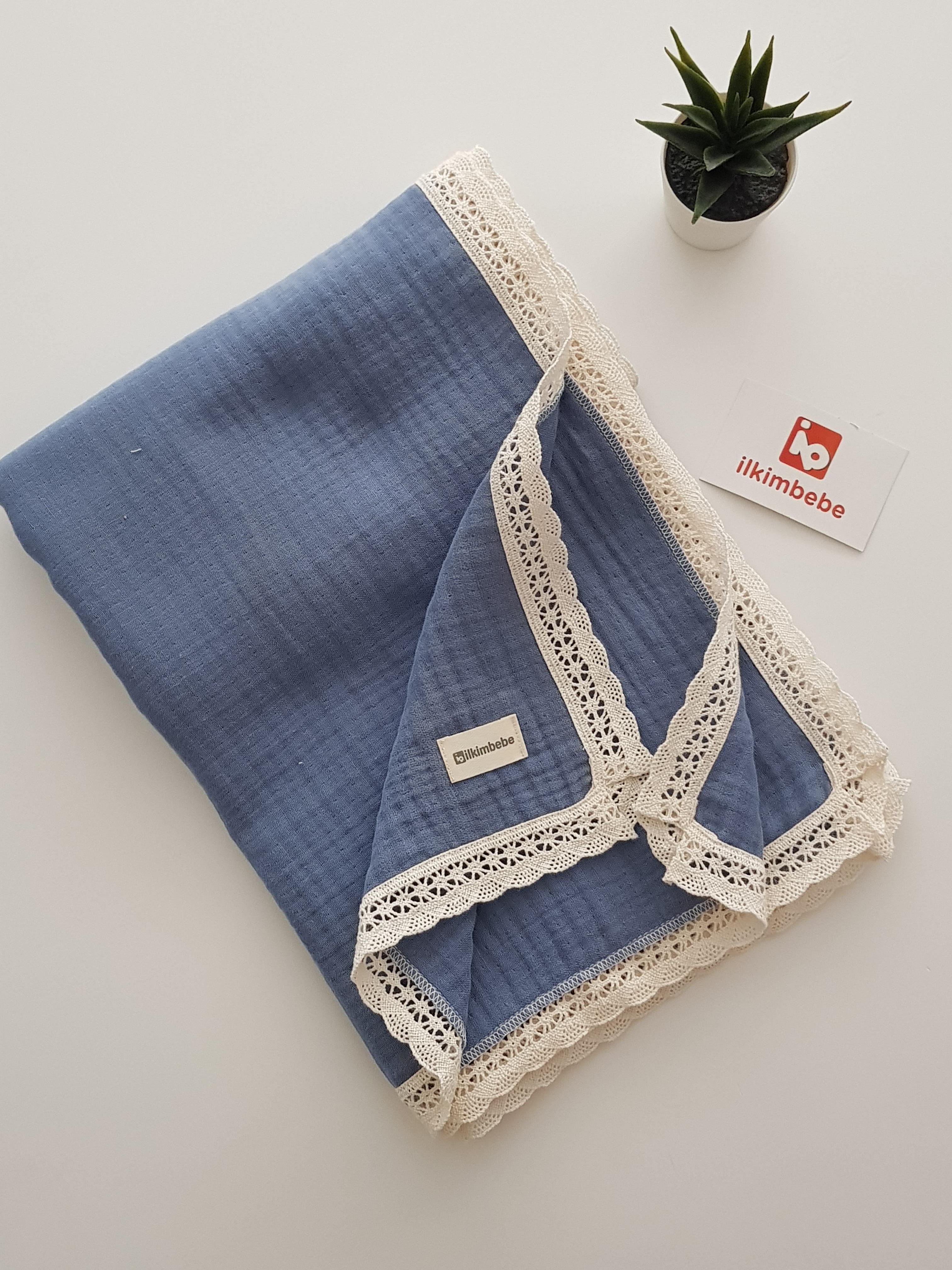 4 Katlı Dantelli Müslin Bebek Battaniyesi ve Takı Yastığı Seti 85x90 - Battaniye ve Yastık Seti