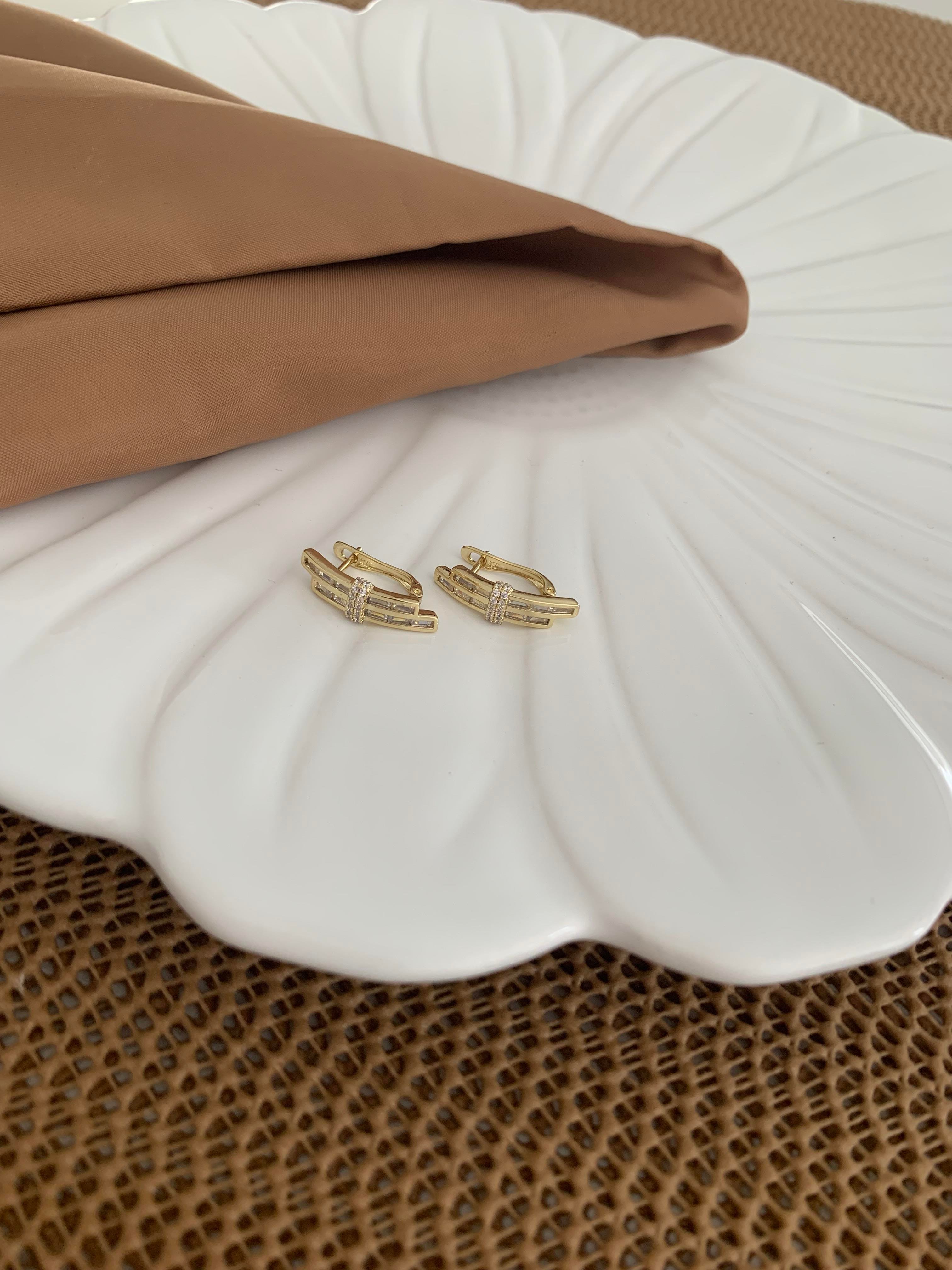 Vip 14k Çift Şeritli Baget Taşlı Tasarım Küpe