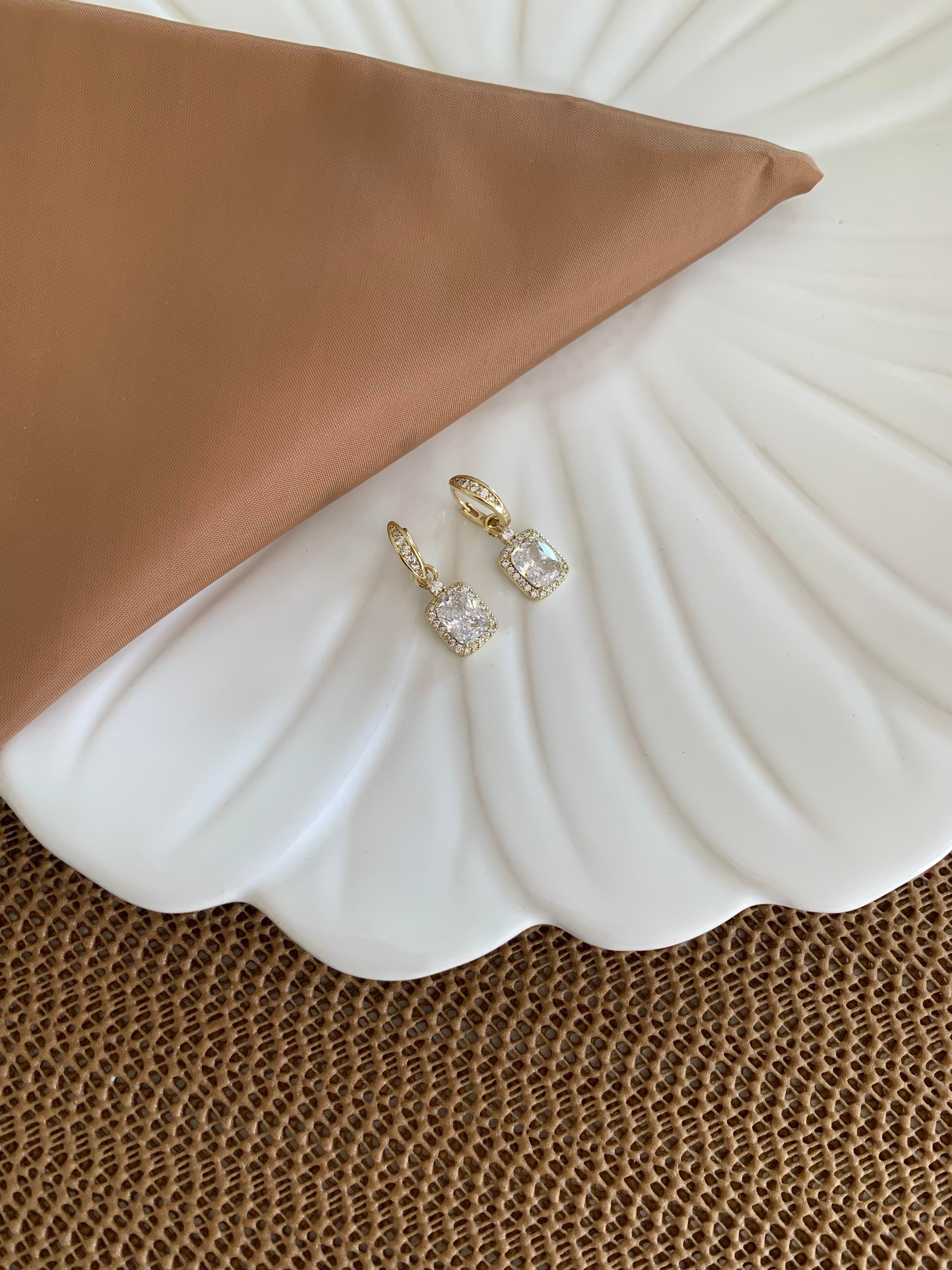 Vip Gold Baget Kare Tek Taş Sallantılı Halka Küpe