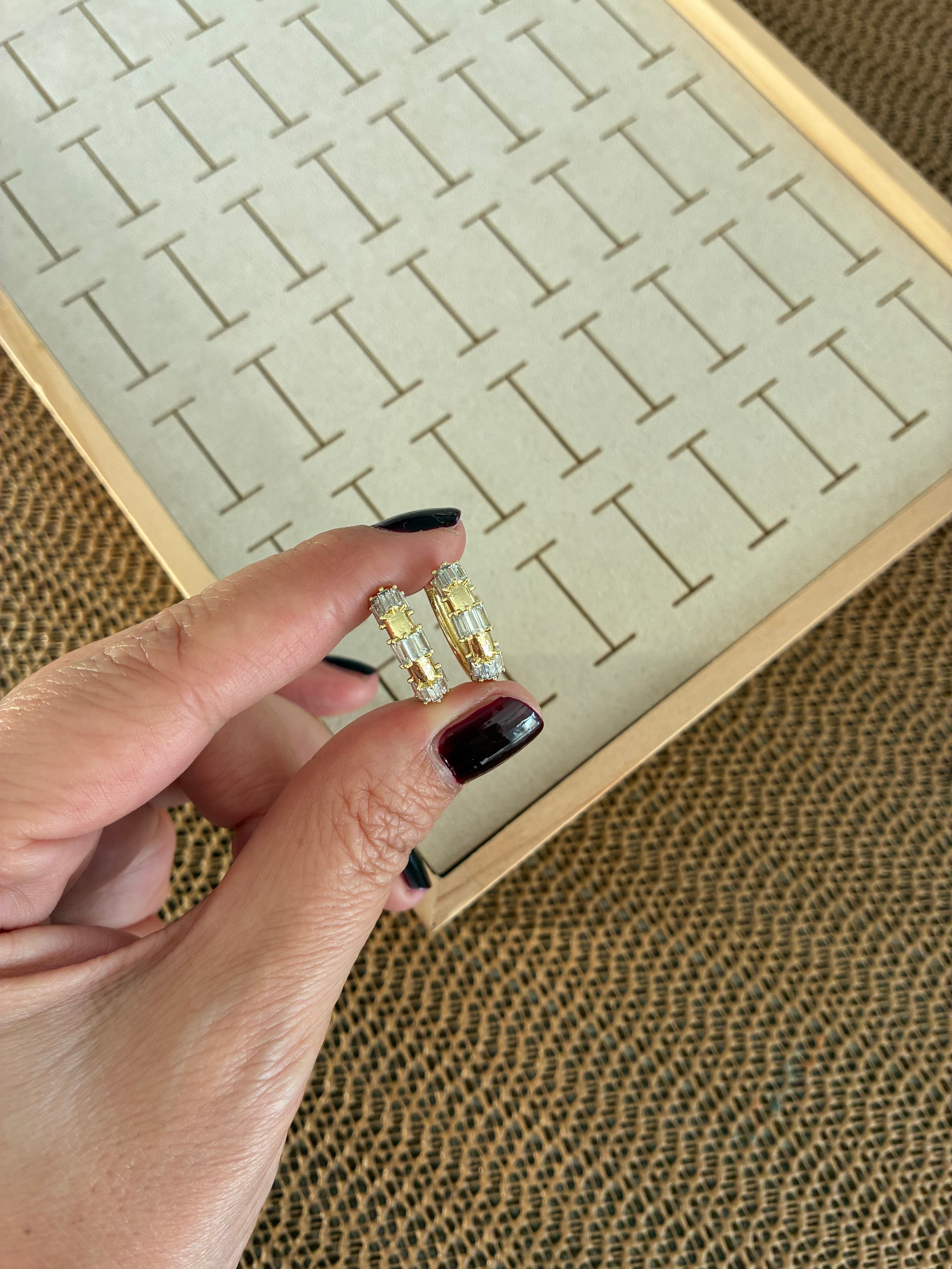 Vip Gold Baget Taş Biyeli Halka Küpe