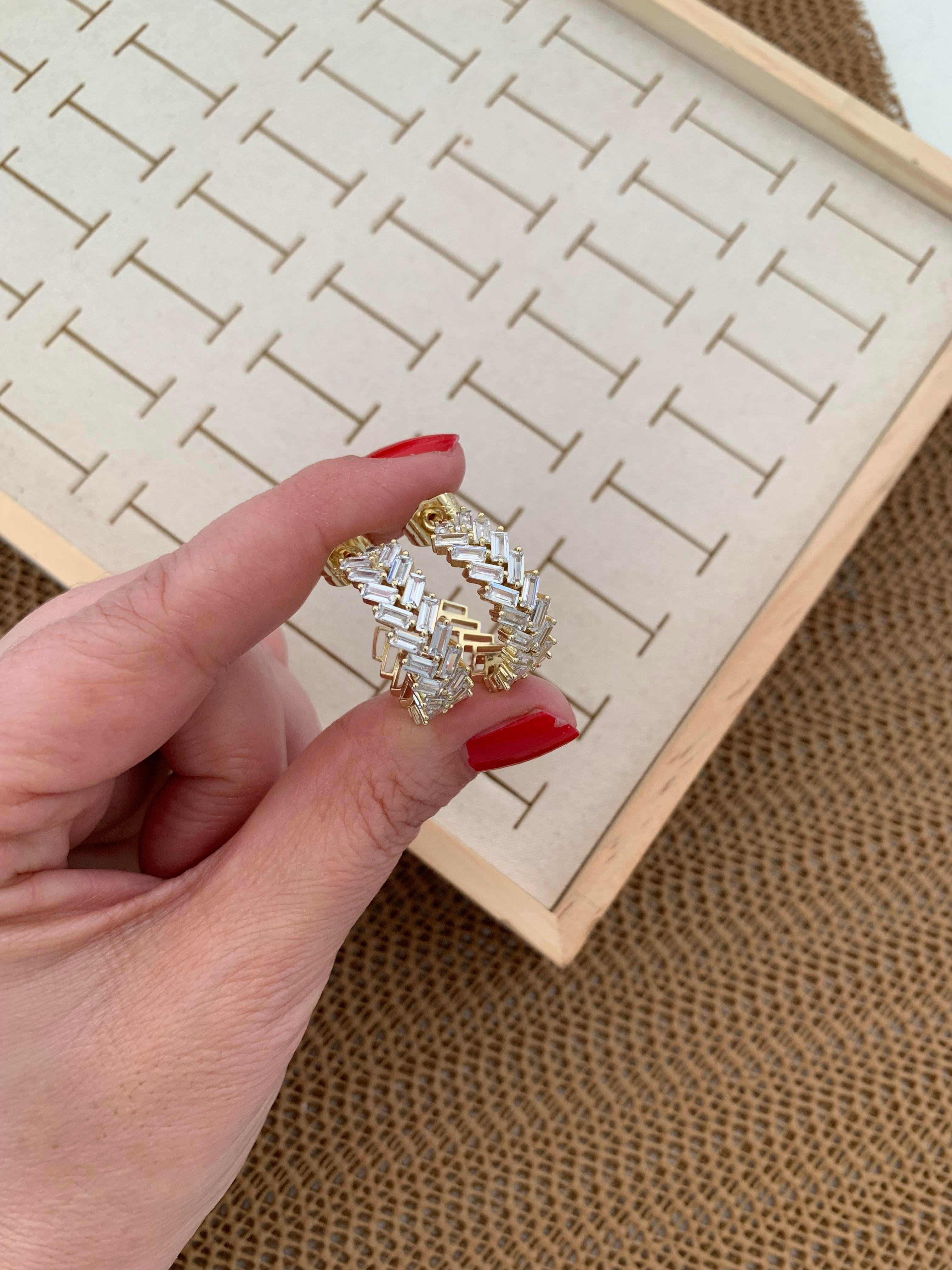 Vip Gold Baget Taş V Sıralı Ay Tasarım Küpe