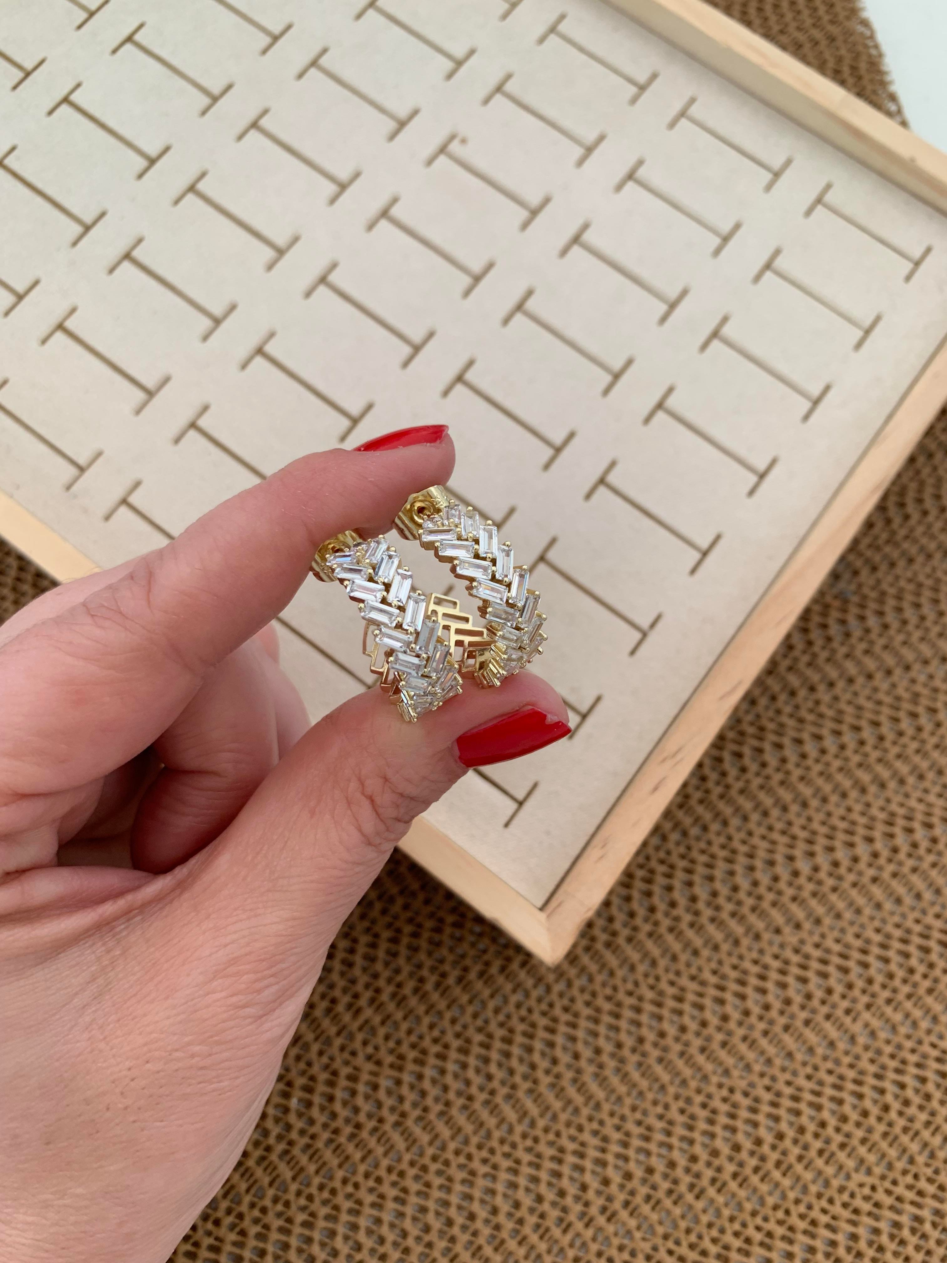 Vip Gold Baget Taş V Sıralı Ay Tasarım Küpe
