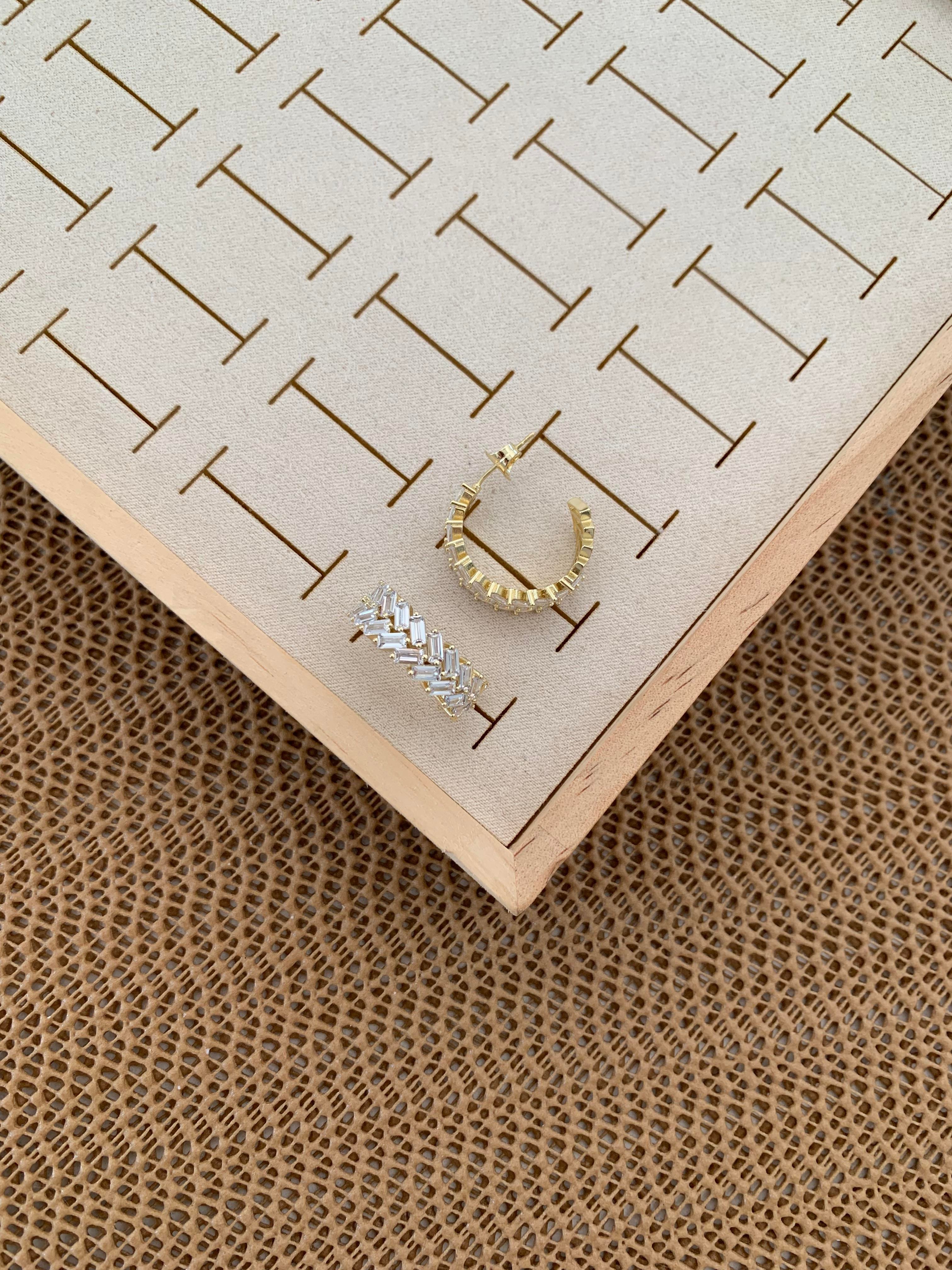 Vip Gold Baget Taş V Sıralı Ay Tasarım Küpe