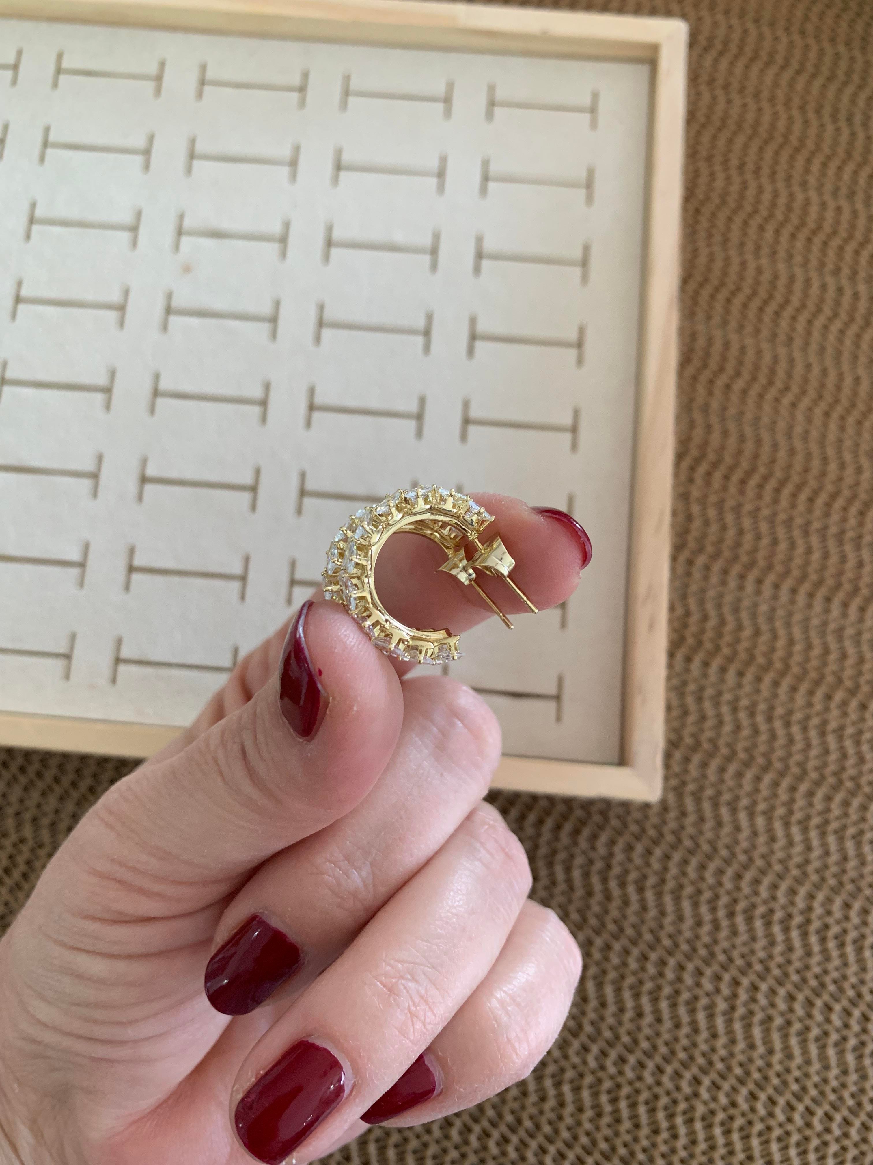 Vip Gold Baget Taşlı İki Sıra Yaprak Detaylı Ay Küpe