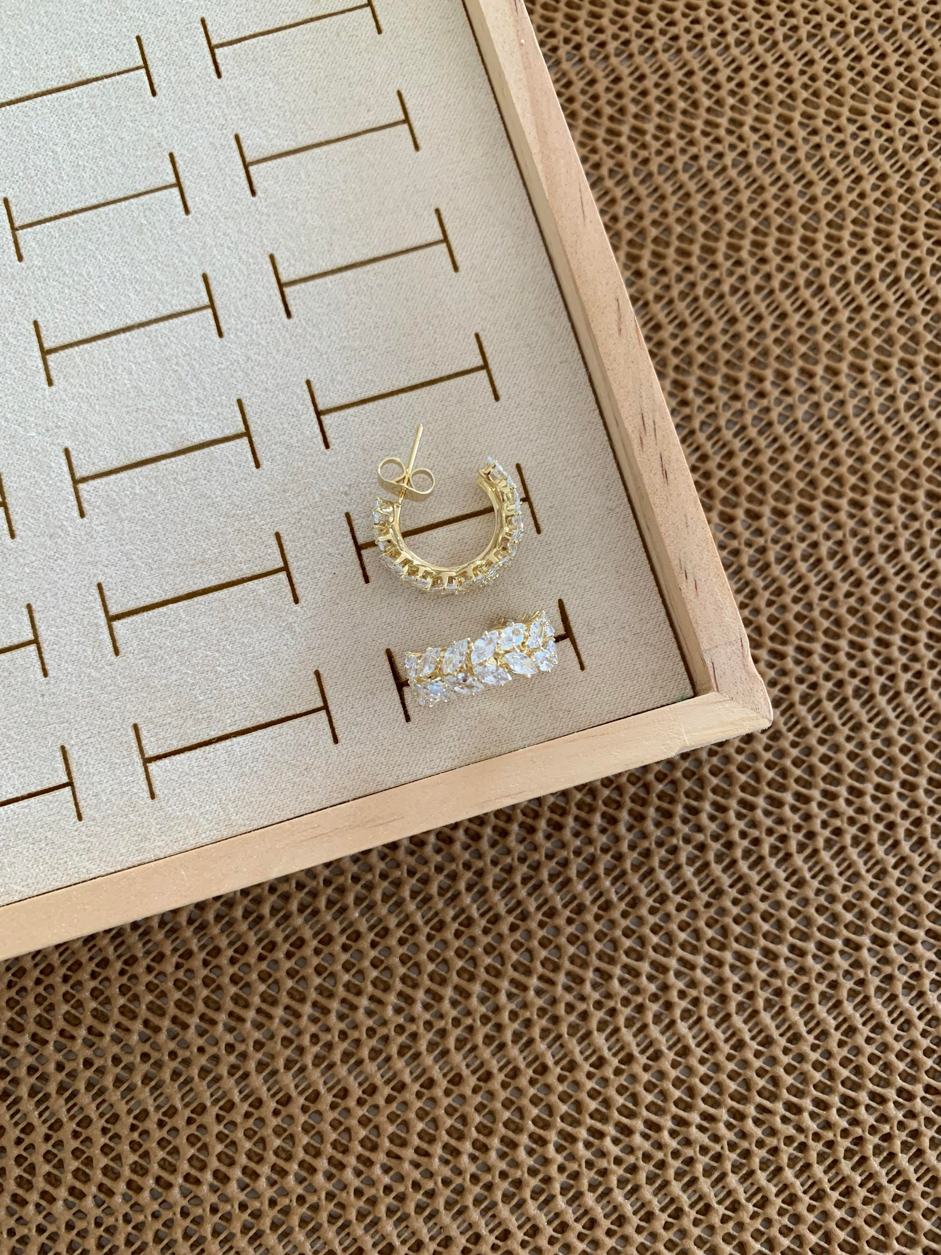 Vip Gold Baget Taşlı İki Sıra Yaprak Detaylı Ay Küpe