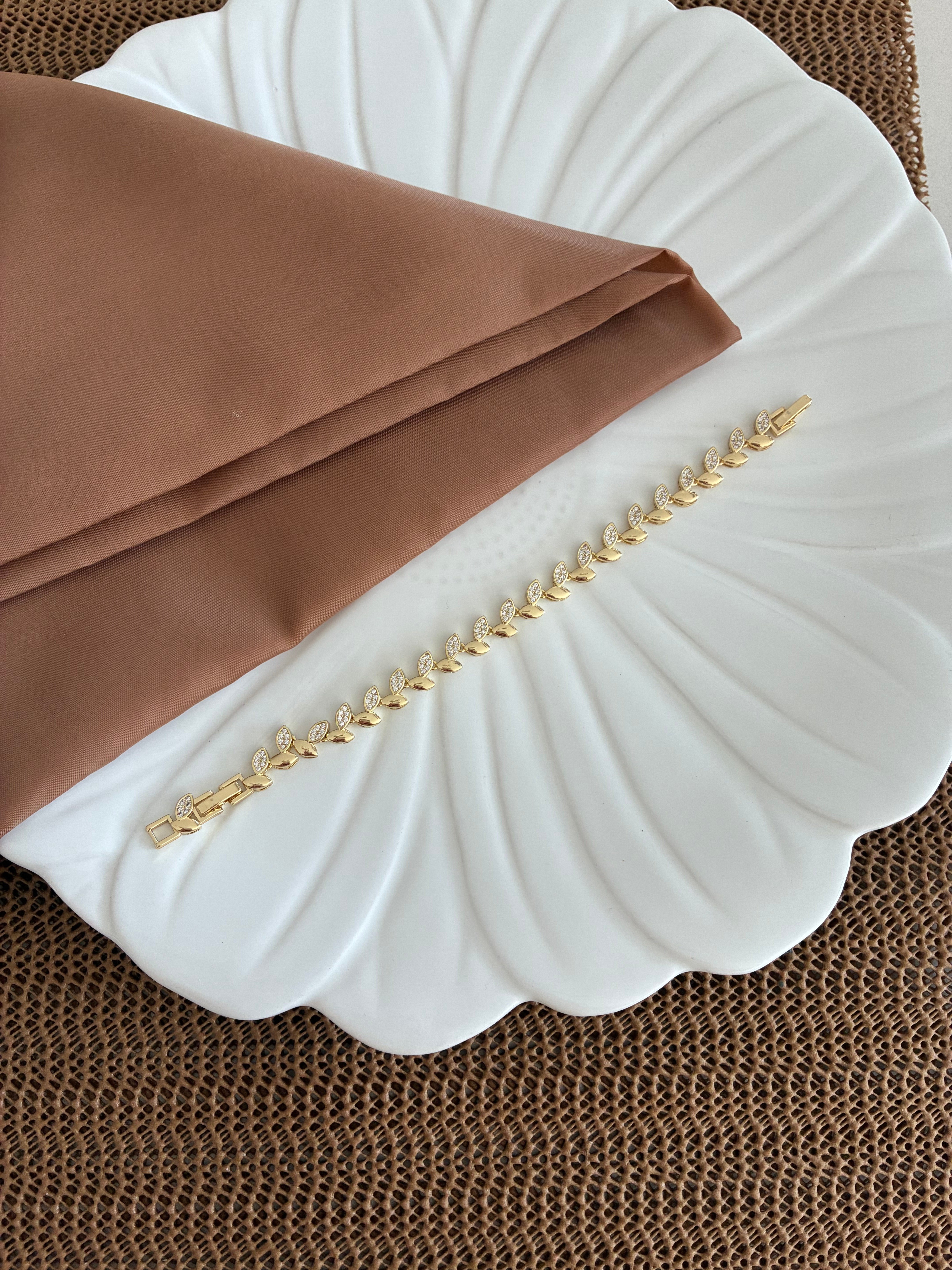 Vip Gold Baget Taşlı Plaka Yaprak Sıralı Bileklik