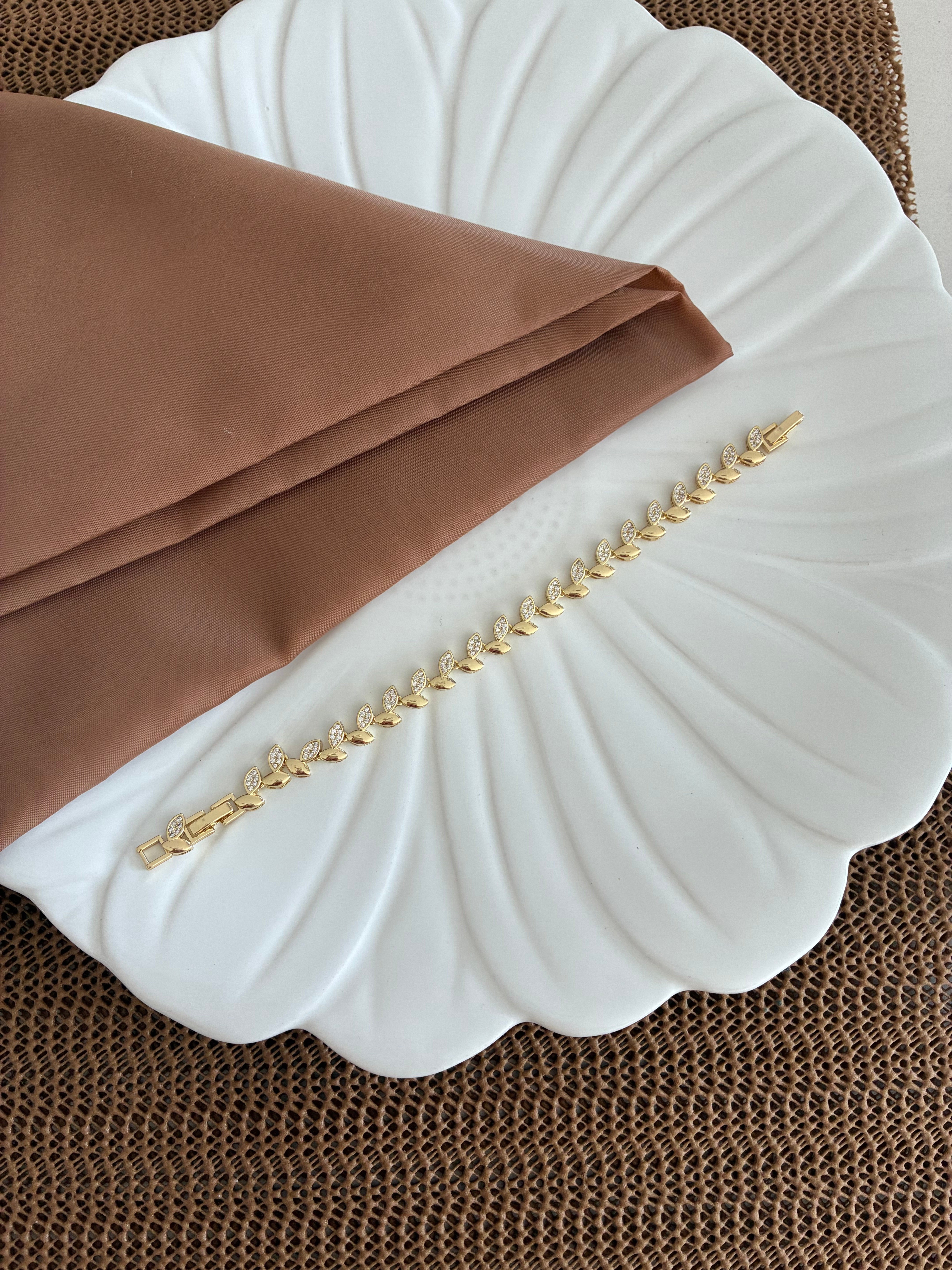 Vip Gold Baget Taşlı Plaka Yaprak Sıralı Bileklik