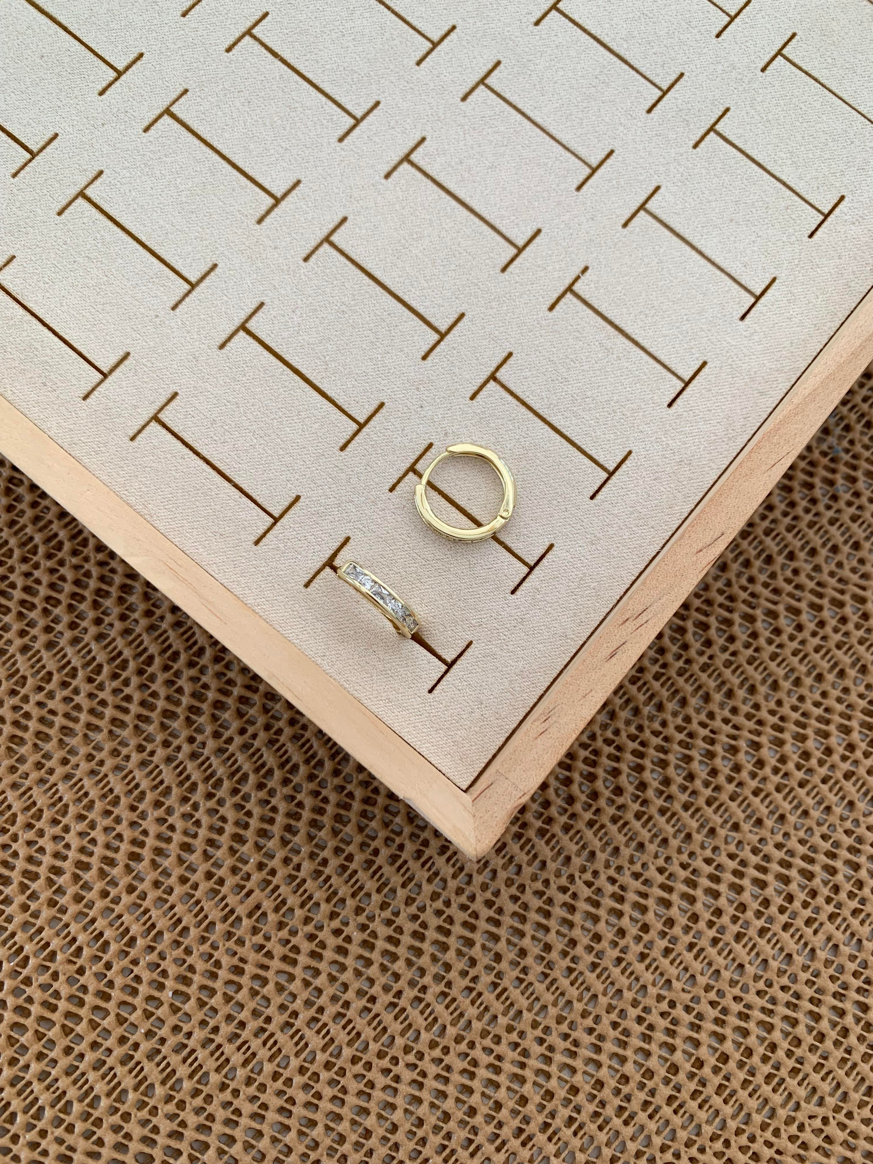 Vip Gold Baget Taşlı X Detaylı Halka Küpe