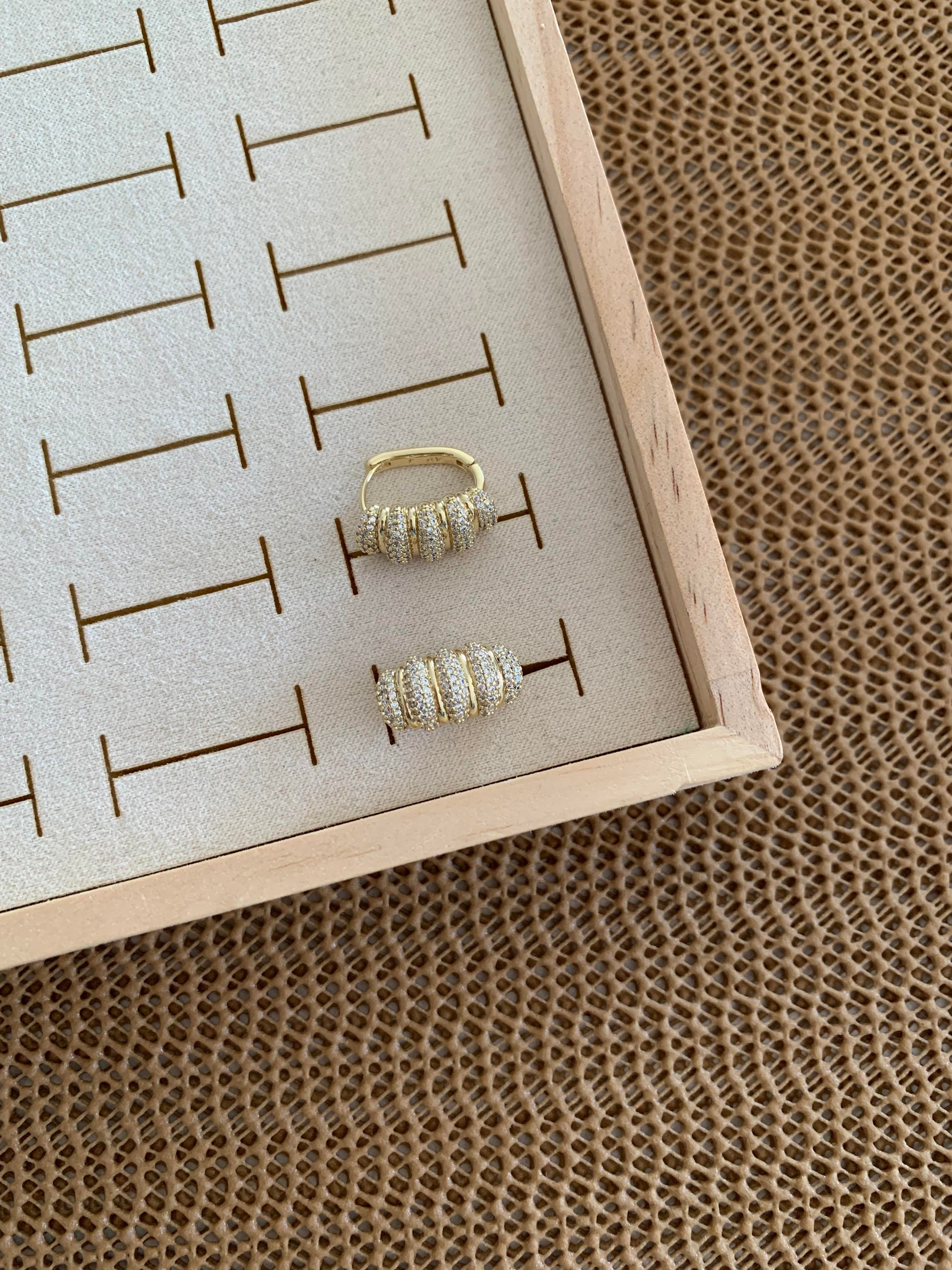 Vip Gold Beş Sıra Zirkon Taş Biyeli U Küpe