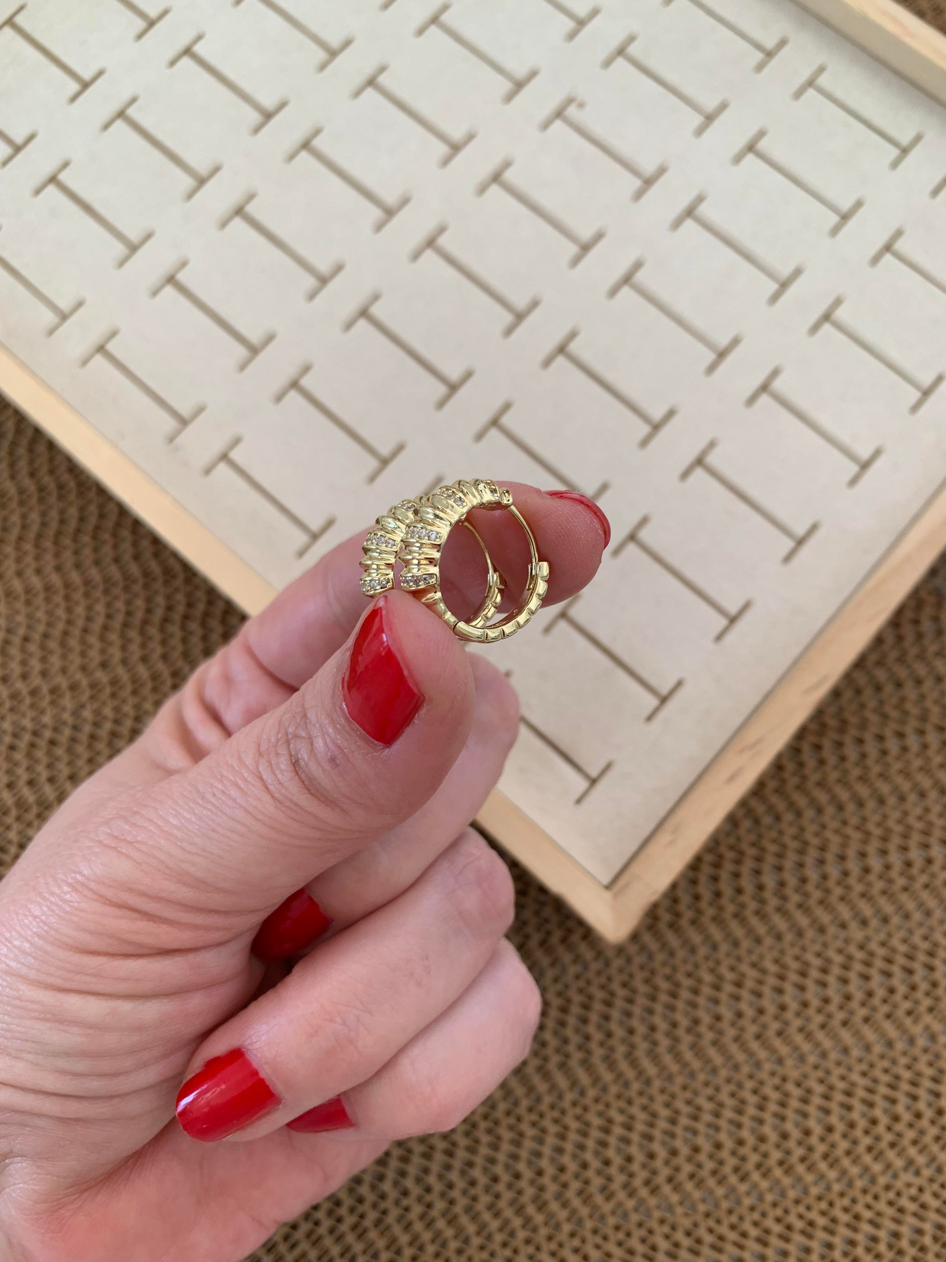 Vip Gold Bombeli Zirkon Taşlı Çizgili Halka Küpe
