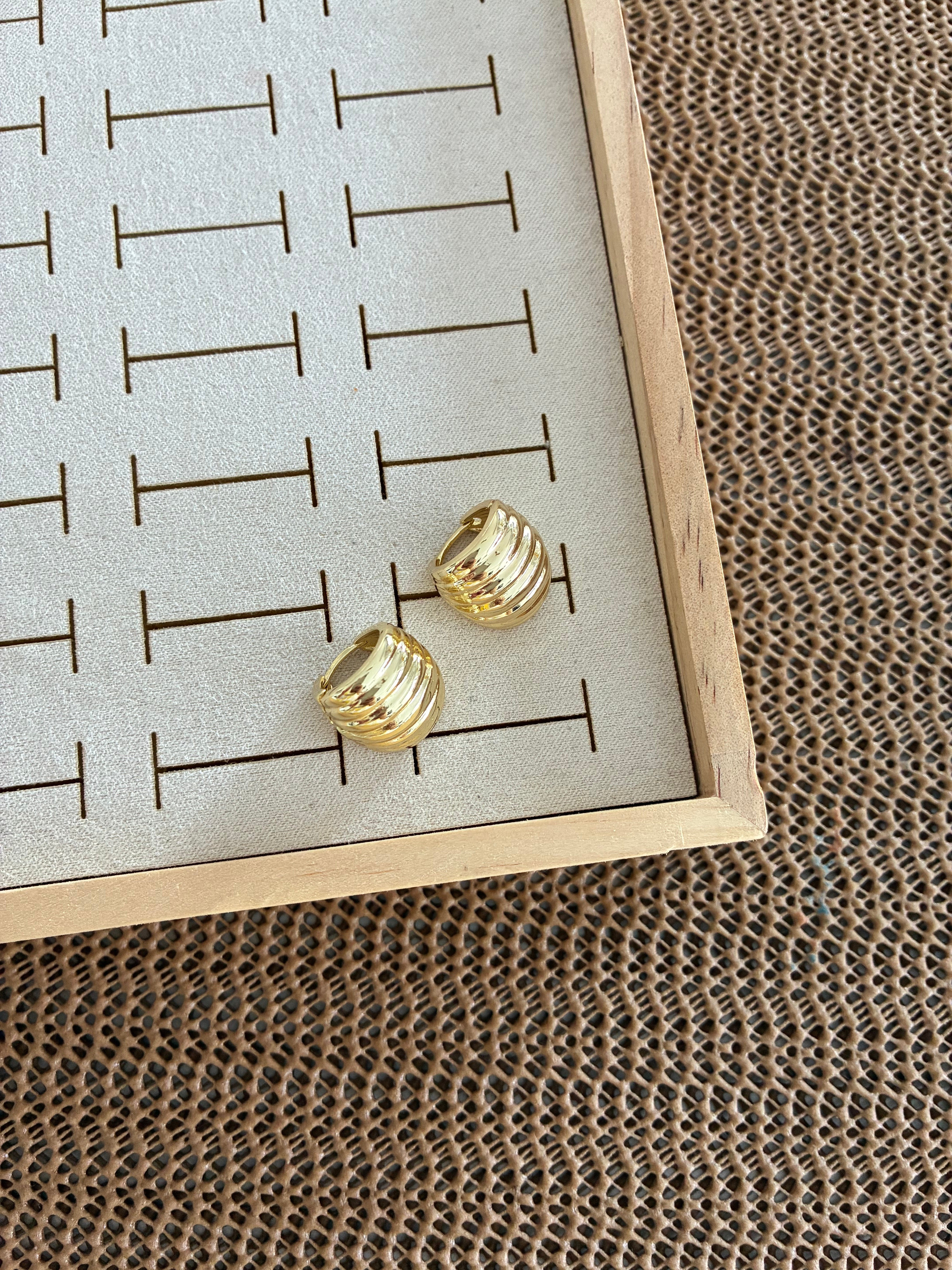 Vip Gold Çizgili Bombeli Midye Küpe