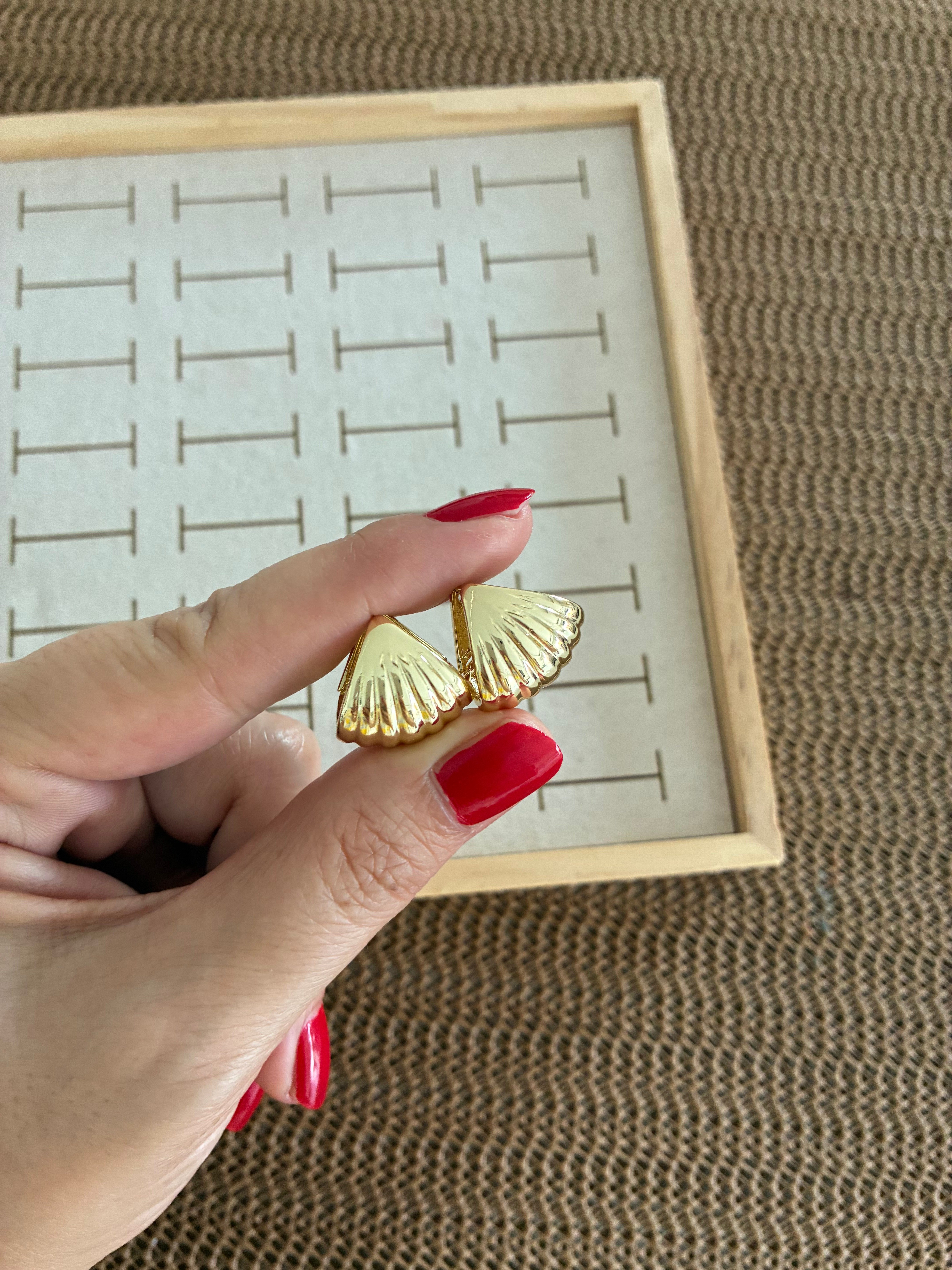 Vip Gold Çizgili Bombeli Midye Küpe